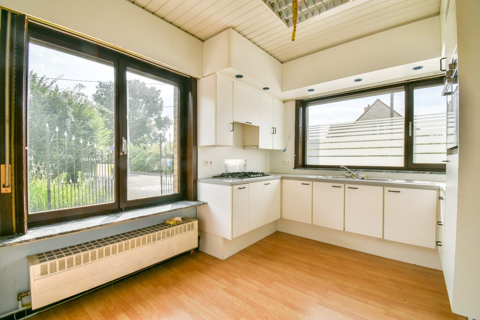 Te renoveren bungalow met drie slaapkamer in Torhout! foto 5