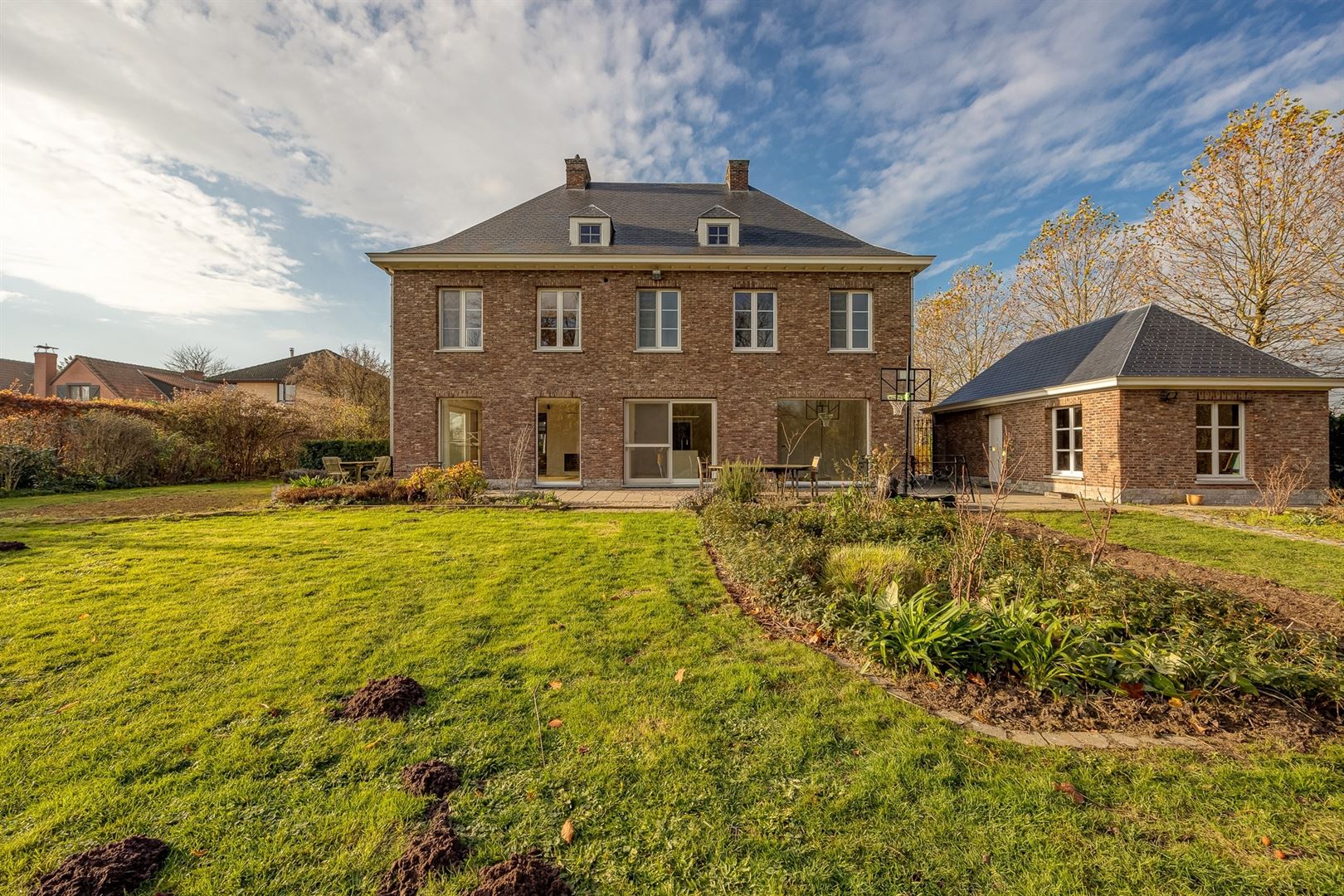 Een herenhuis met grandeur en een tuin om van te dromen foto 36