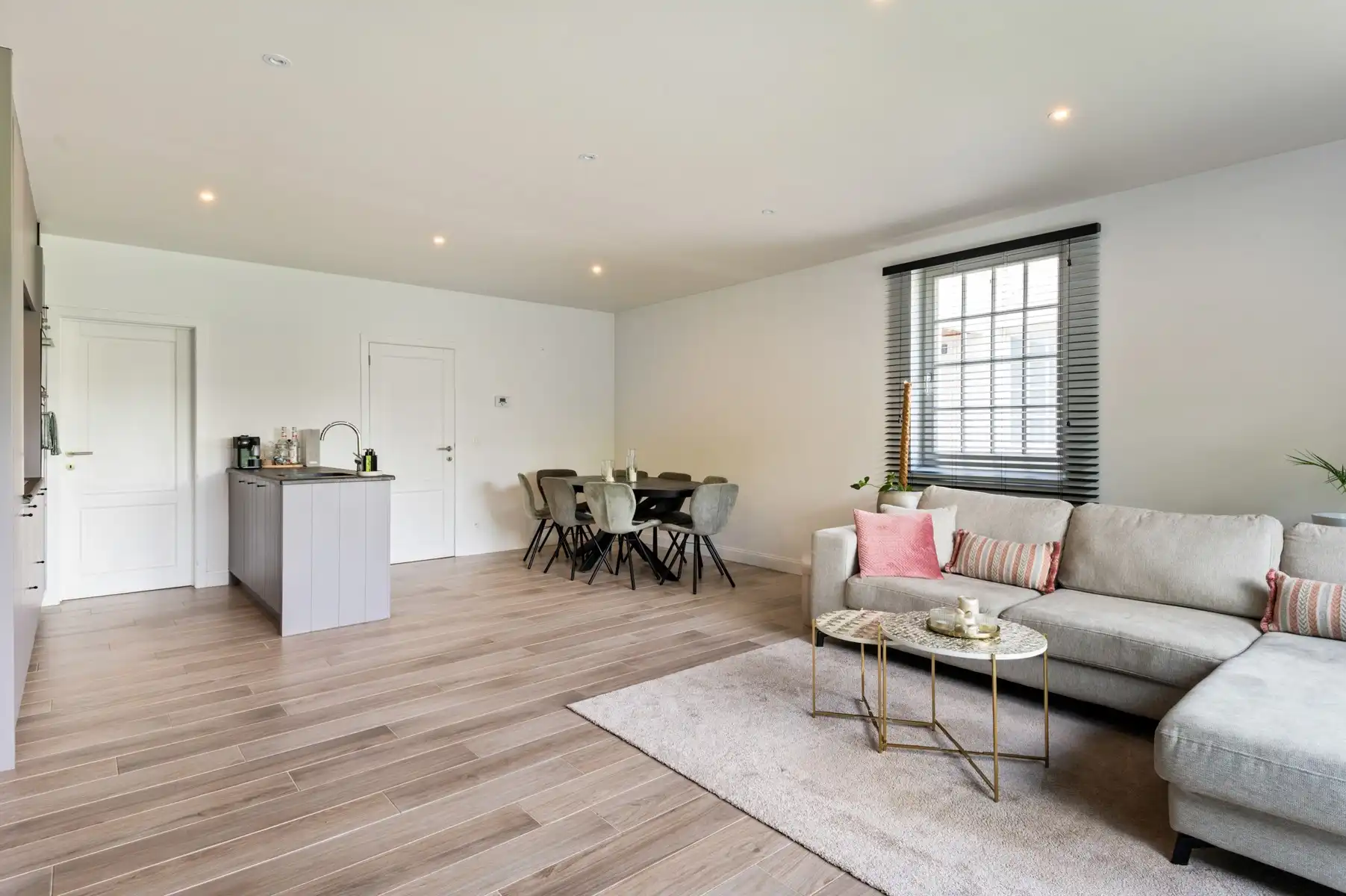 Goed gelegen gelijkvloers appartement met 1 slaapkamer, tuin en garage foto 11