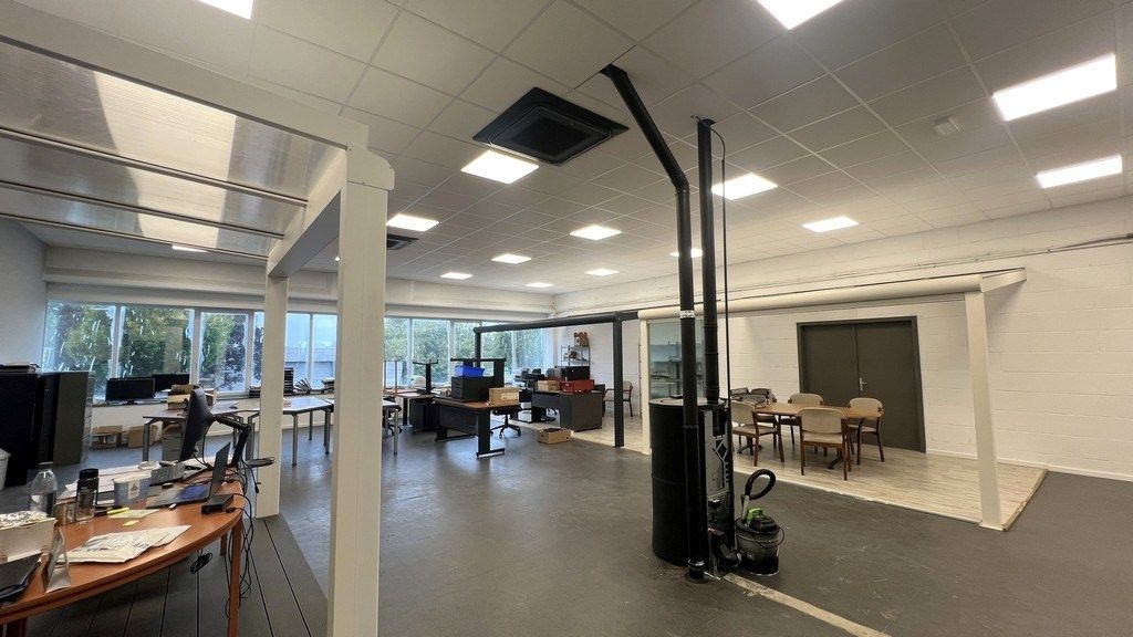 Magazijn met rolbrug en kantoren nabij N47 in Zele foto 12