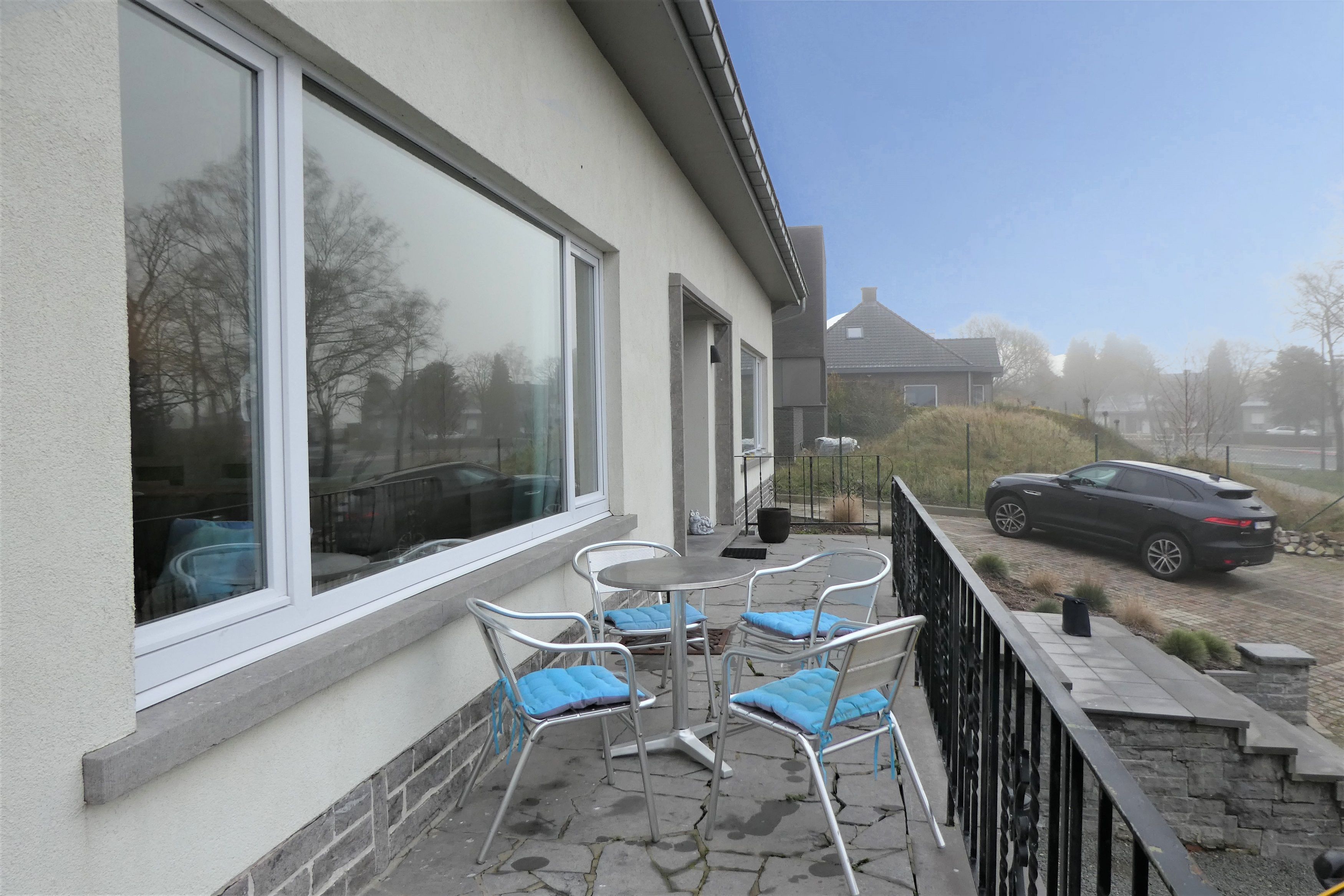 Prachtige koppelwoning met zonnig terras van 16m² en 2 autostaanplaatsen. Veel lichtinval door de grote ramen. foto 23