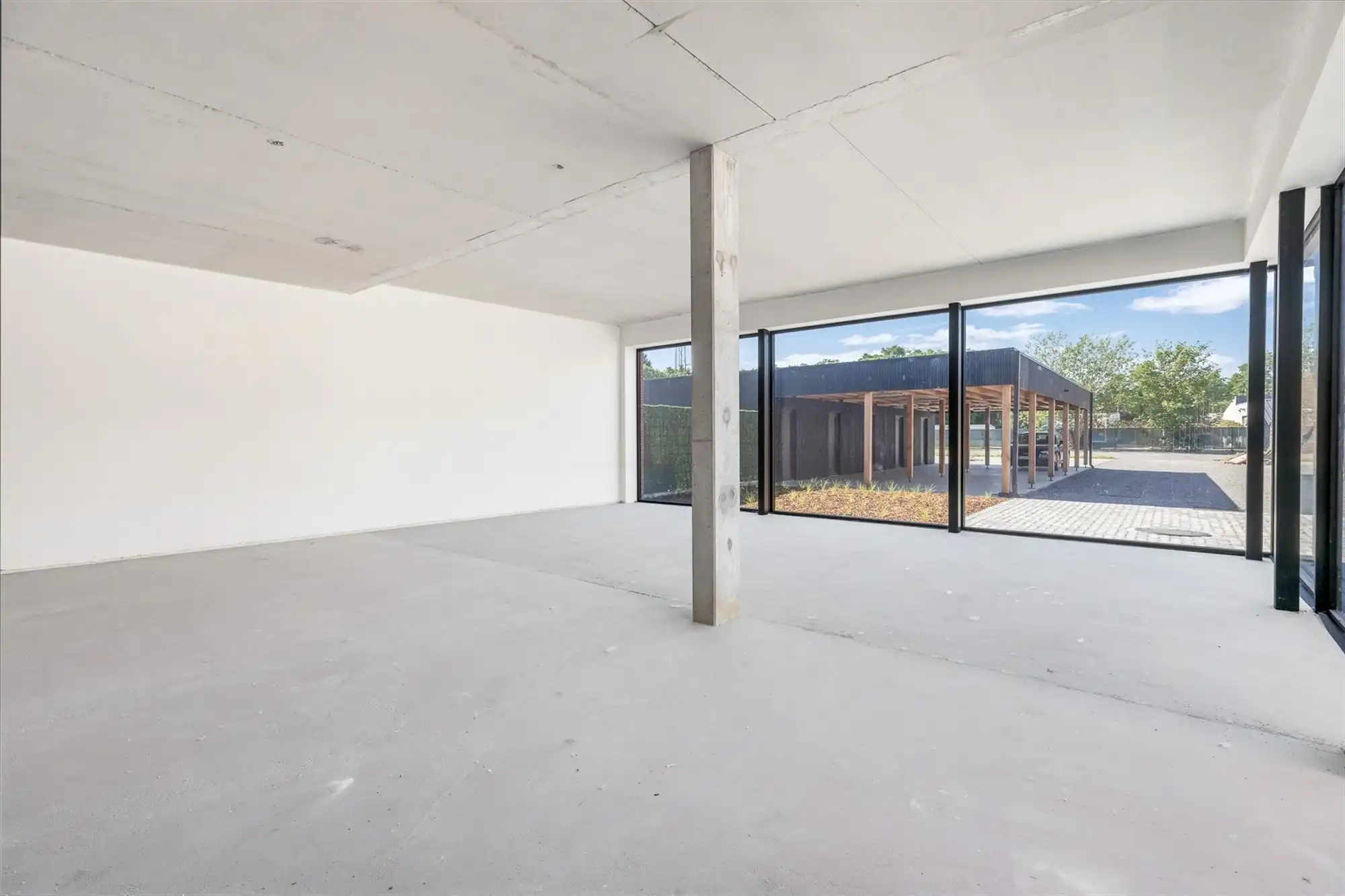 HANDELSRUIMTE VAN 195M² MET GROTE RAAMPARTIJEN, OPEN STRUCTUUR VOOR TALLOZE MOGELIJKHEDEN EN RUIME PARKEERMOGELIJKHEDEN AAN DE ACHTERZIJDE foto 9