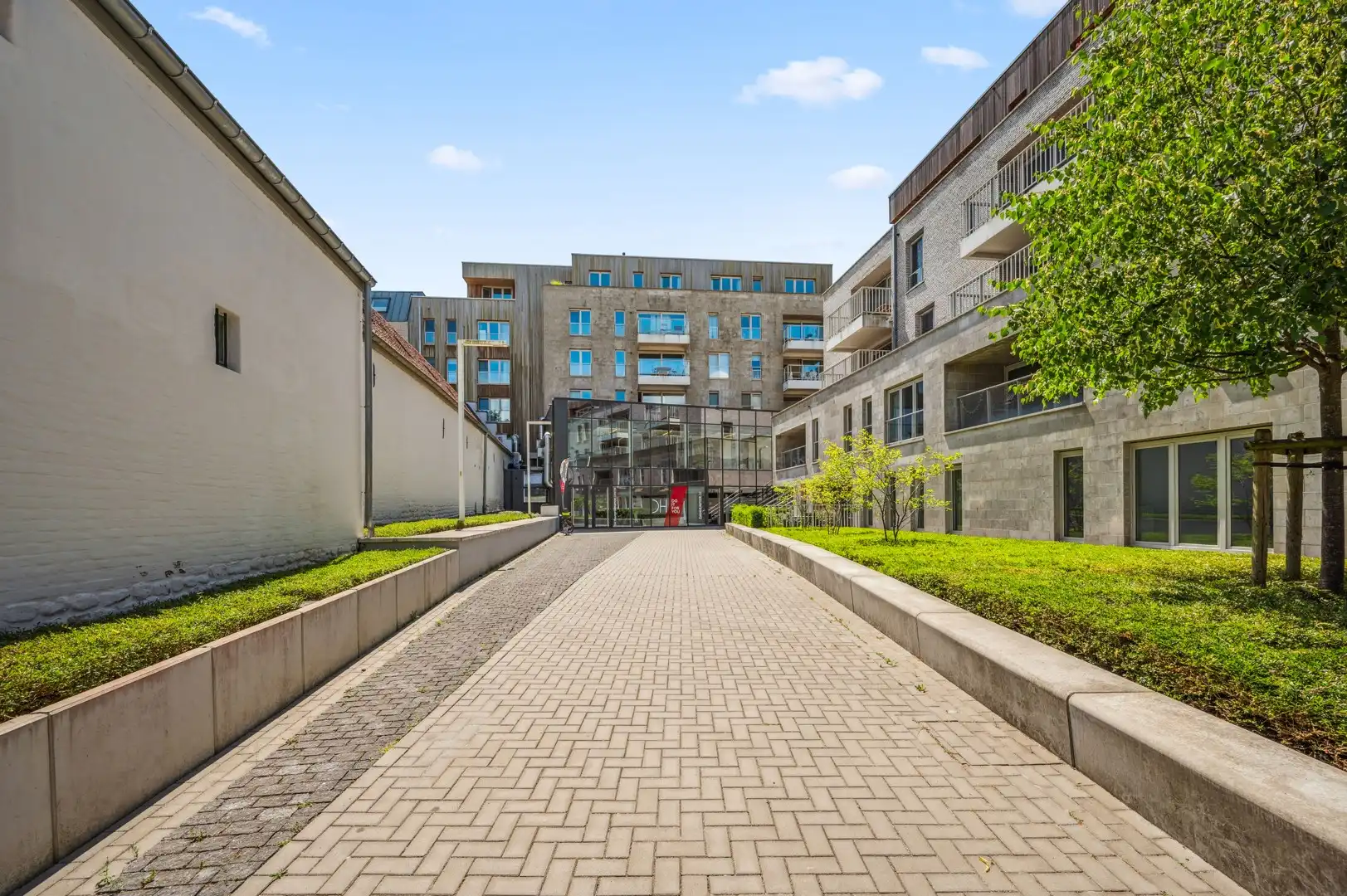 Modern 1-slaapkamerappartement met terras foto 14