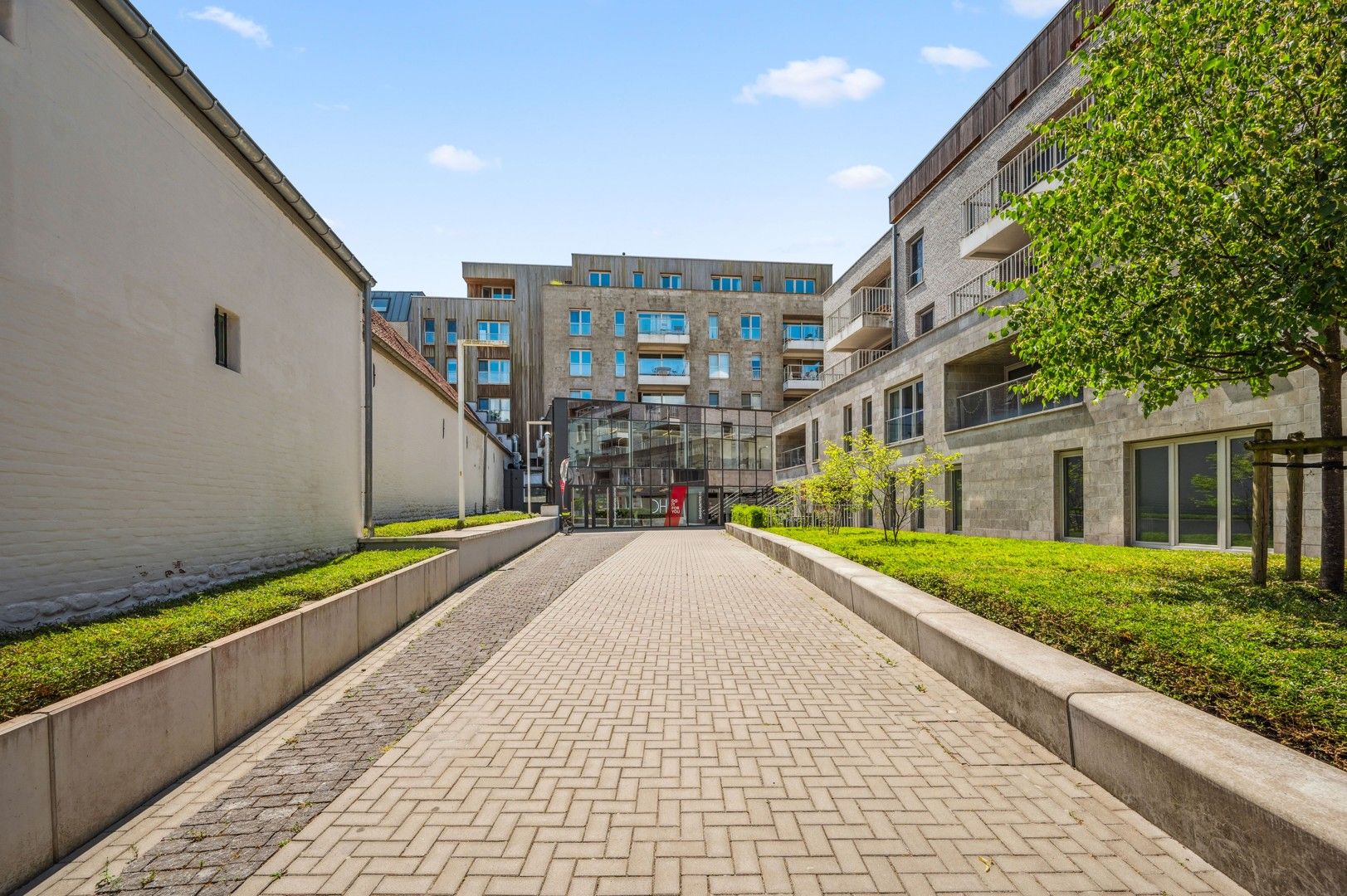 Modern 1-slaapkamerappartement met terras foto 14