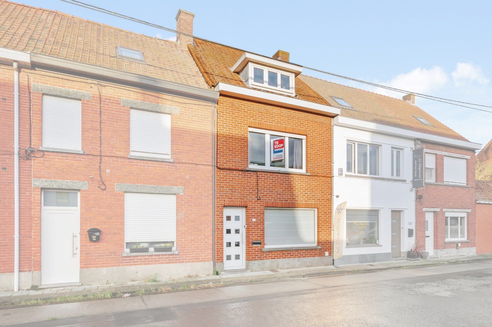 VERRASSEND RUIME WONING MET 4 SLPKS, GEISOLEERD DAK EN GUNSTIG EPC foto {{pictureIndex}}