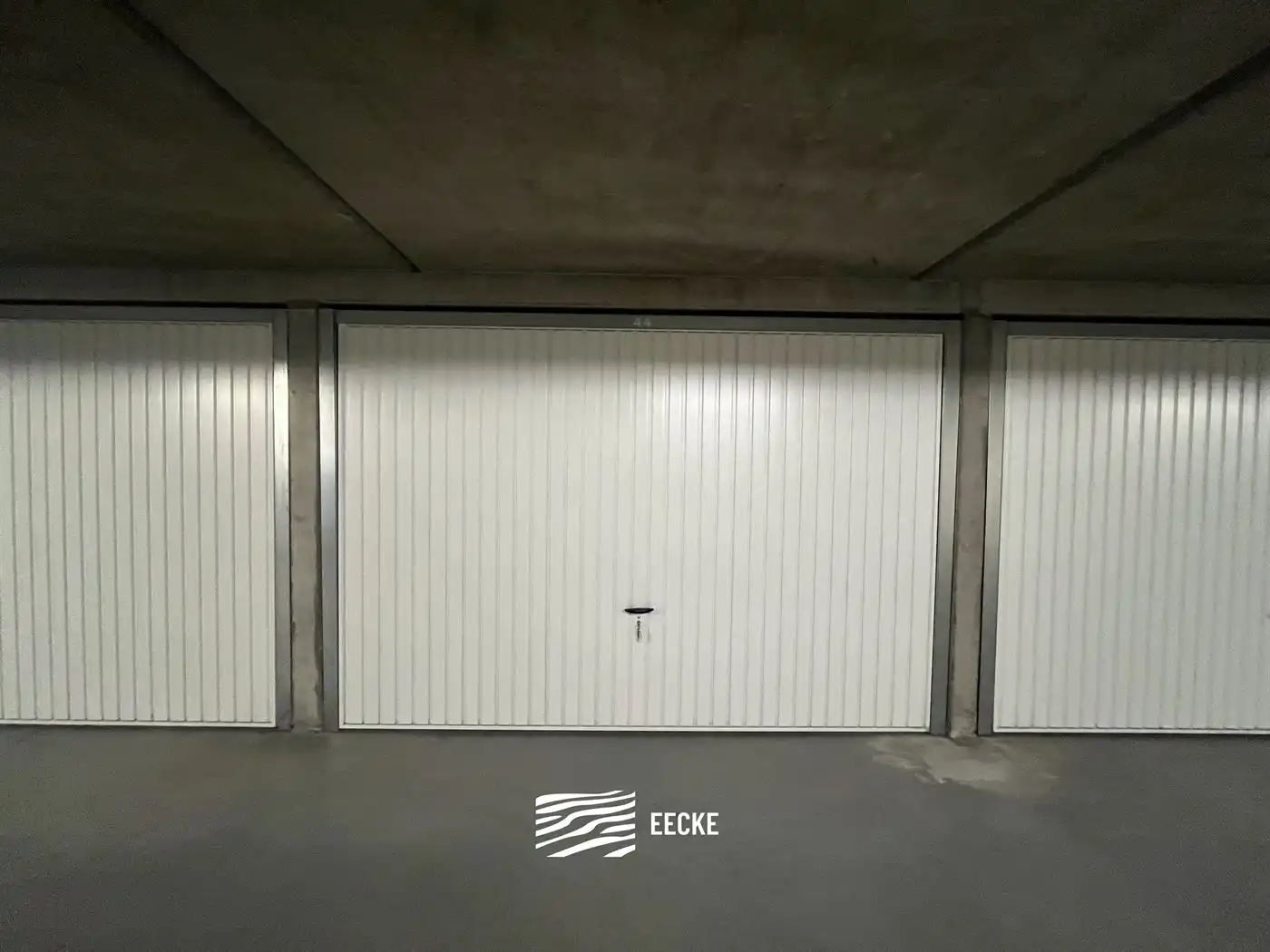 Parking - gesloten garagebox foto {{pictureIndex}}