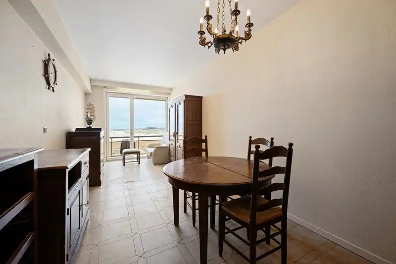 Te renoveren 1-slaapkamerappartement op de zeedijk van Zeebrugge foto {{pictureIndex}}