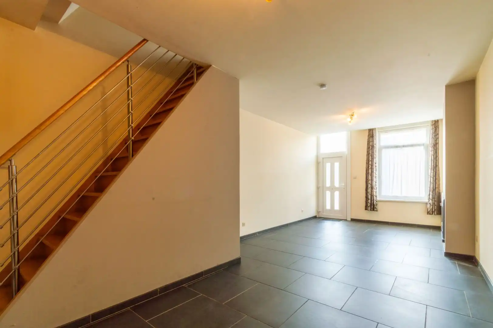 Een welgelegen, te moderniseren starterswoning met oa. 3 kamers foto 3