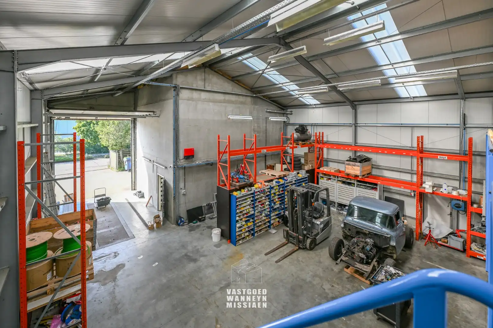 Loods met laadkade, geïntegreerd kantoor en conciërgewoning op 1124 m² foto 6