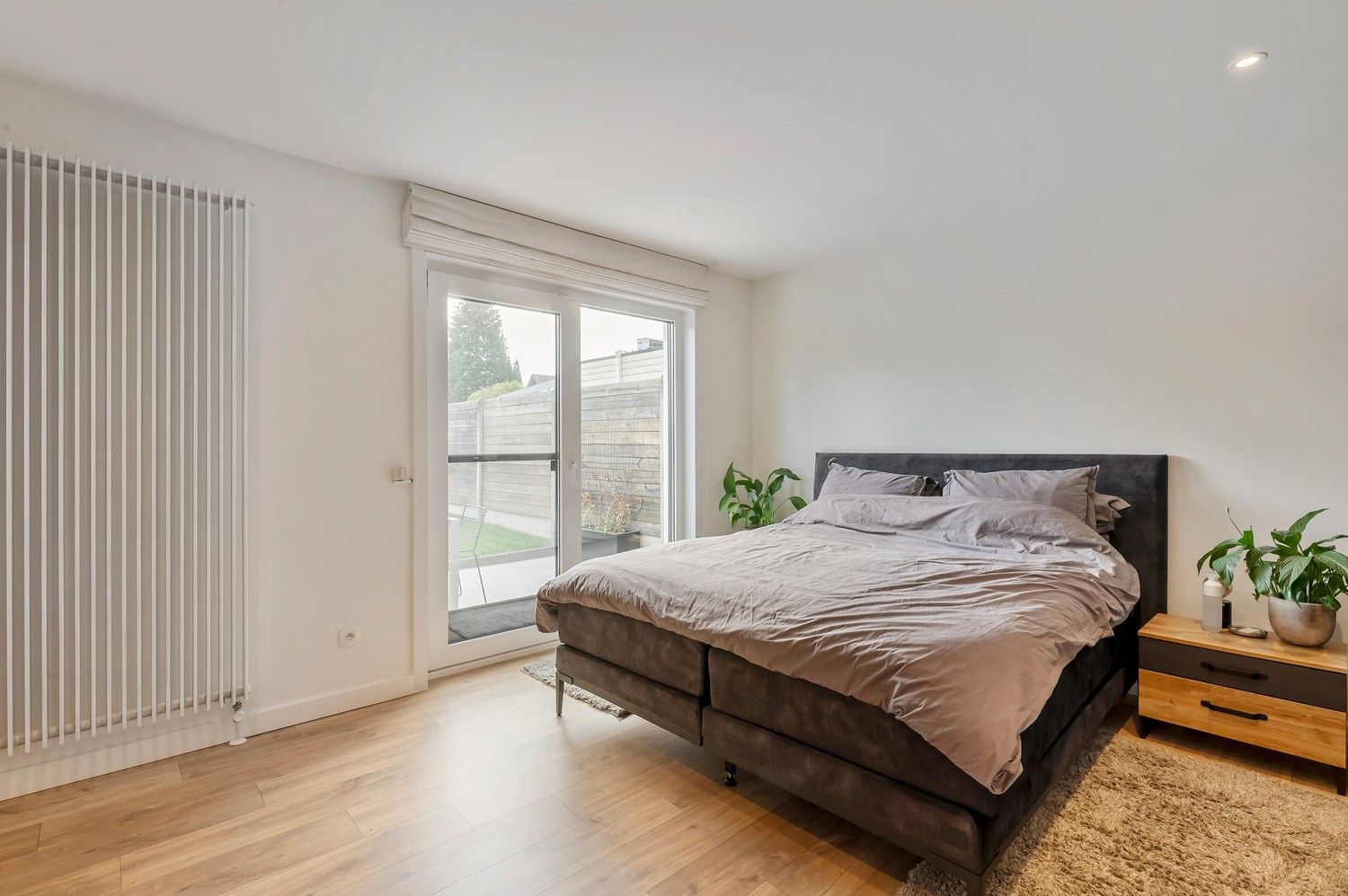 Uitzonderlijk gelijkvloers appartement met royale kelder en twee carports. foto 18