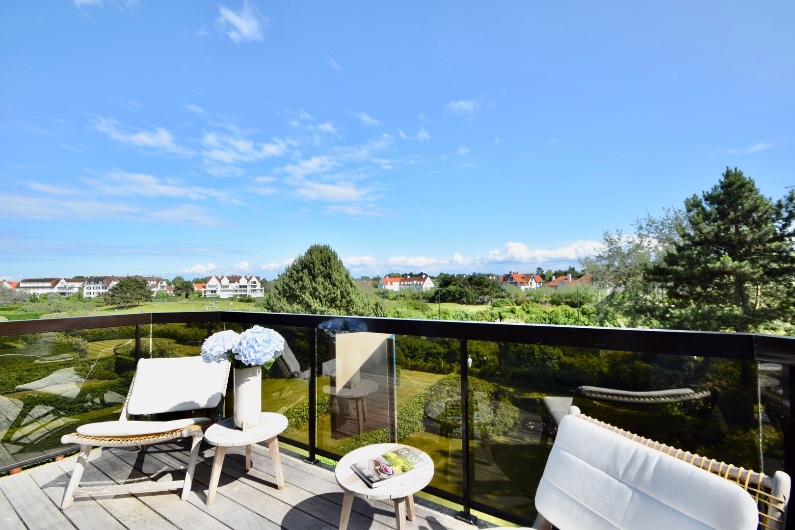 Prachtig gerenoveerd hoekappartement van 164 m2 met fantastisch open zicht op de Approach Golf in het Zoute. foto 3