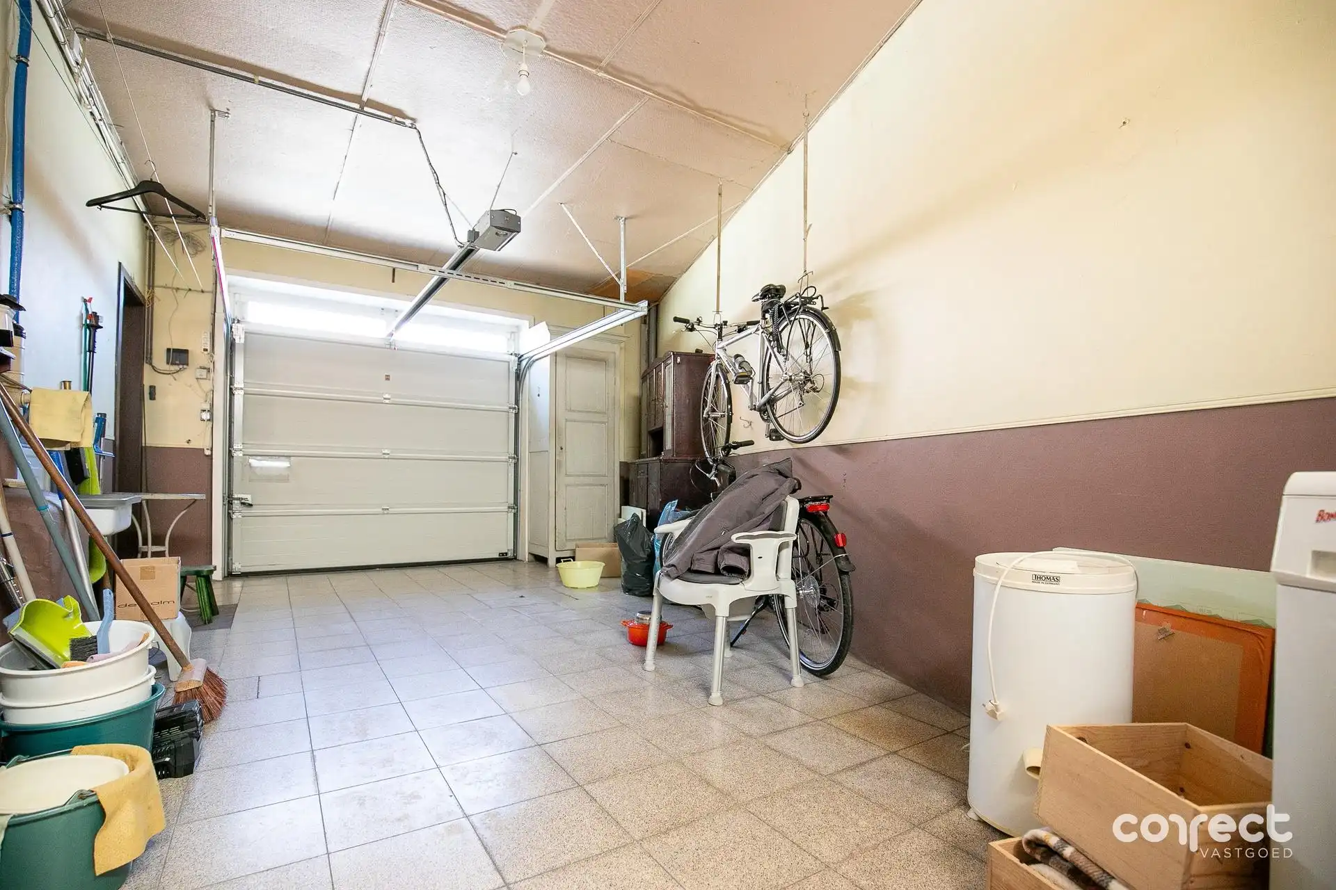 Centraal gelegen, verzorgde solide woning op een groot perceel. foto 14