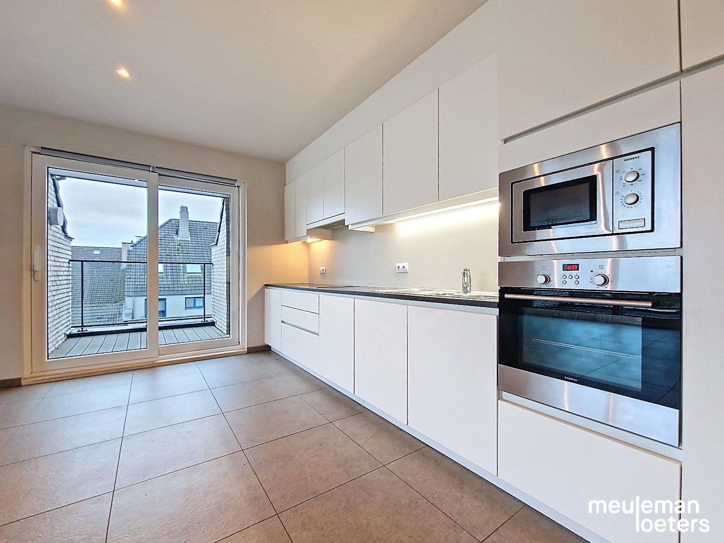 Rustig gelegen recent appartement met parking foto 3