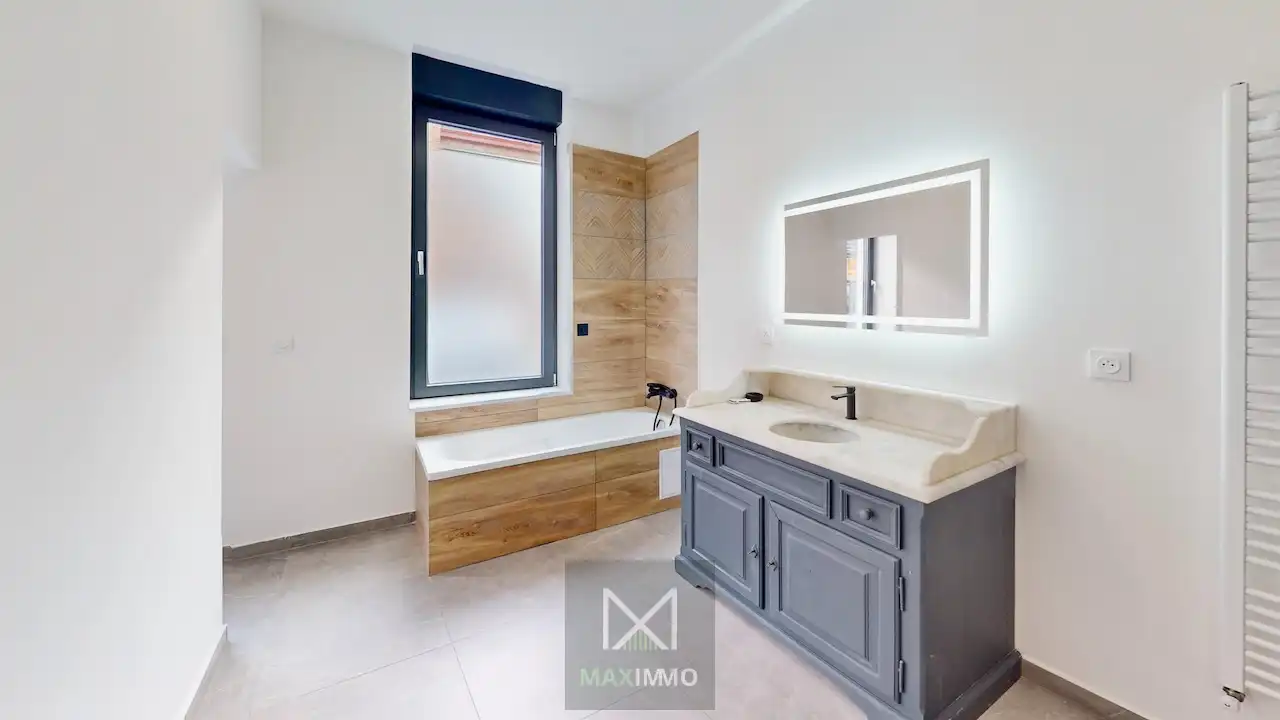 Totaal gerenoveerde woning met garage in het centrum van Lauwe foto 6