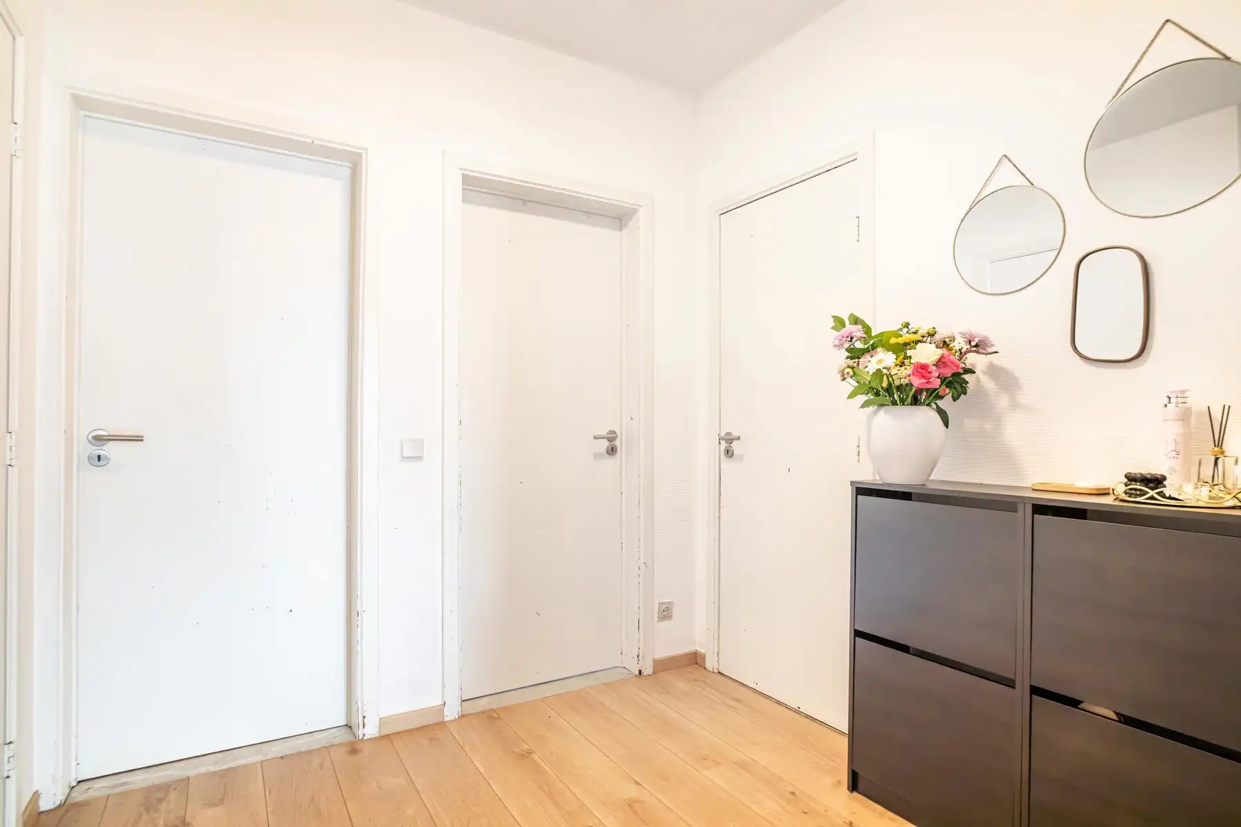 Ruim 2-slaapkamer appartement met garage en potentieel foto 9