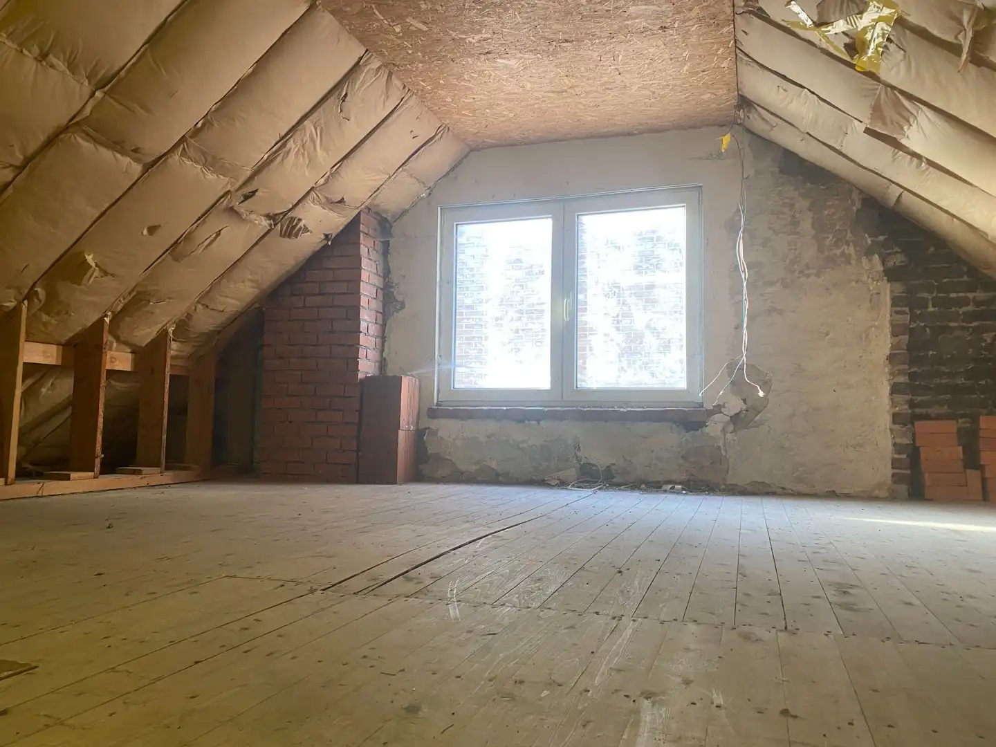 Centraal gelegen te renoveren woning met ruime garage en achterliggende tuin foto 10