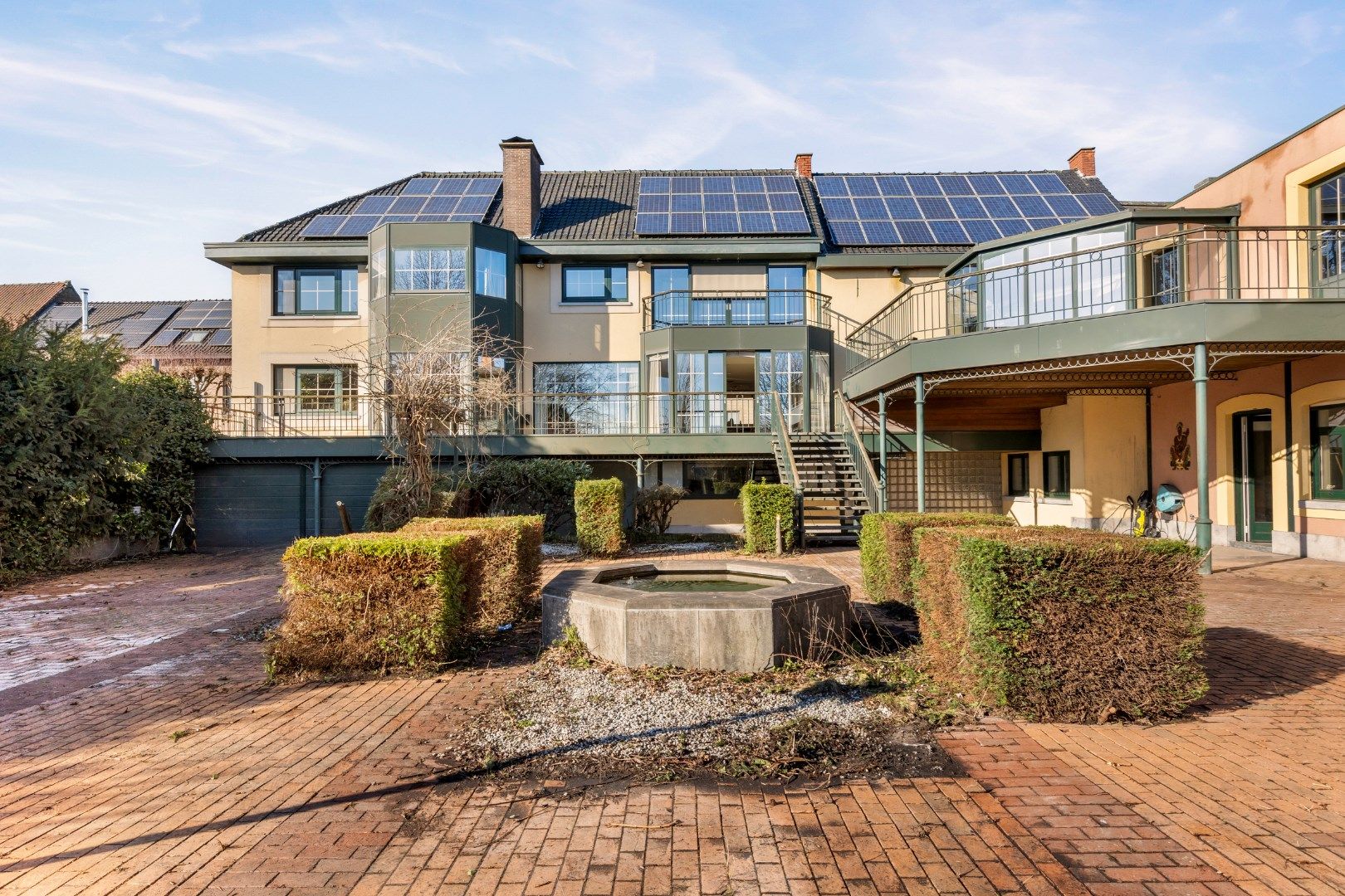 GEBOUW OP 2588M² MET 447M² BEW. OPP., 5 SLPKS, 3 BADKAMERS EN 3 GARAGES AAN DE LEIE foto 7