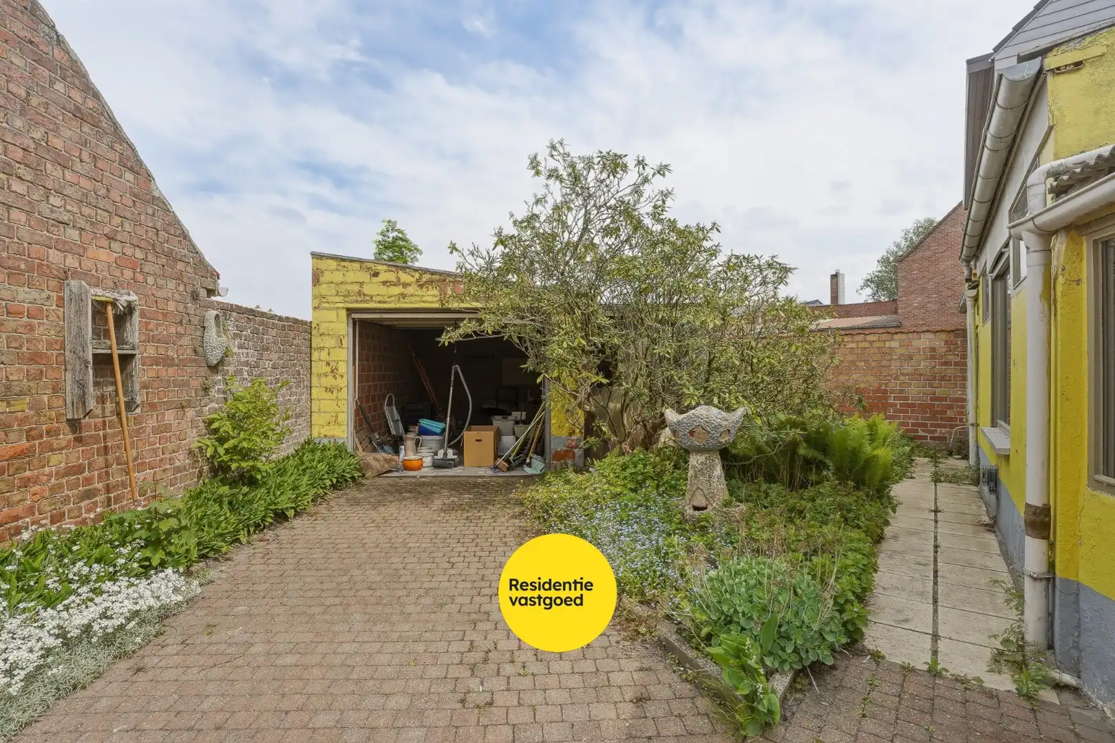 Te renoveren halfopen woning met tuin en oprit/garage foto 10