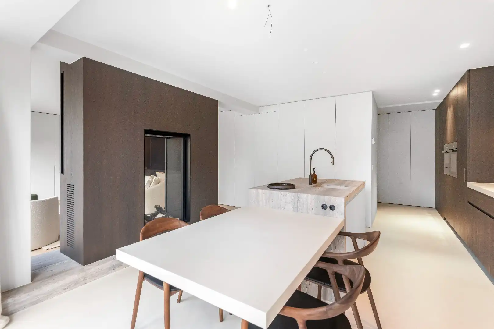 Hoogstaand afgewerkt appartement  met open zicht gelegen vlakbij de Dumortierlaan en op een steenworp van de Zeedijk.   foto 6