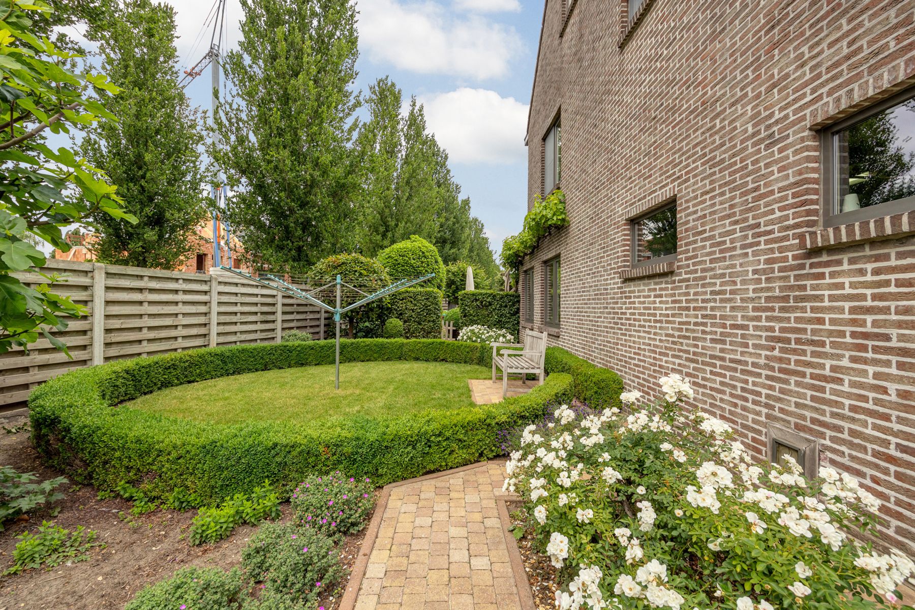 INSTAPKLAAR: H.O.B. met 5 slpks, aangelegde tuin en garage foto 22