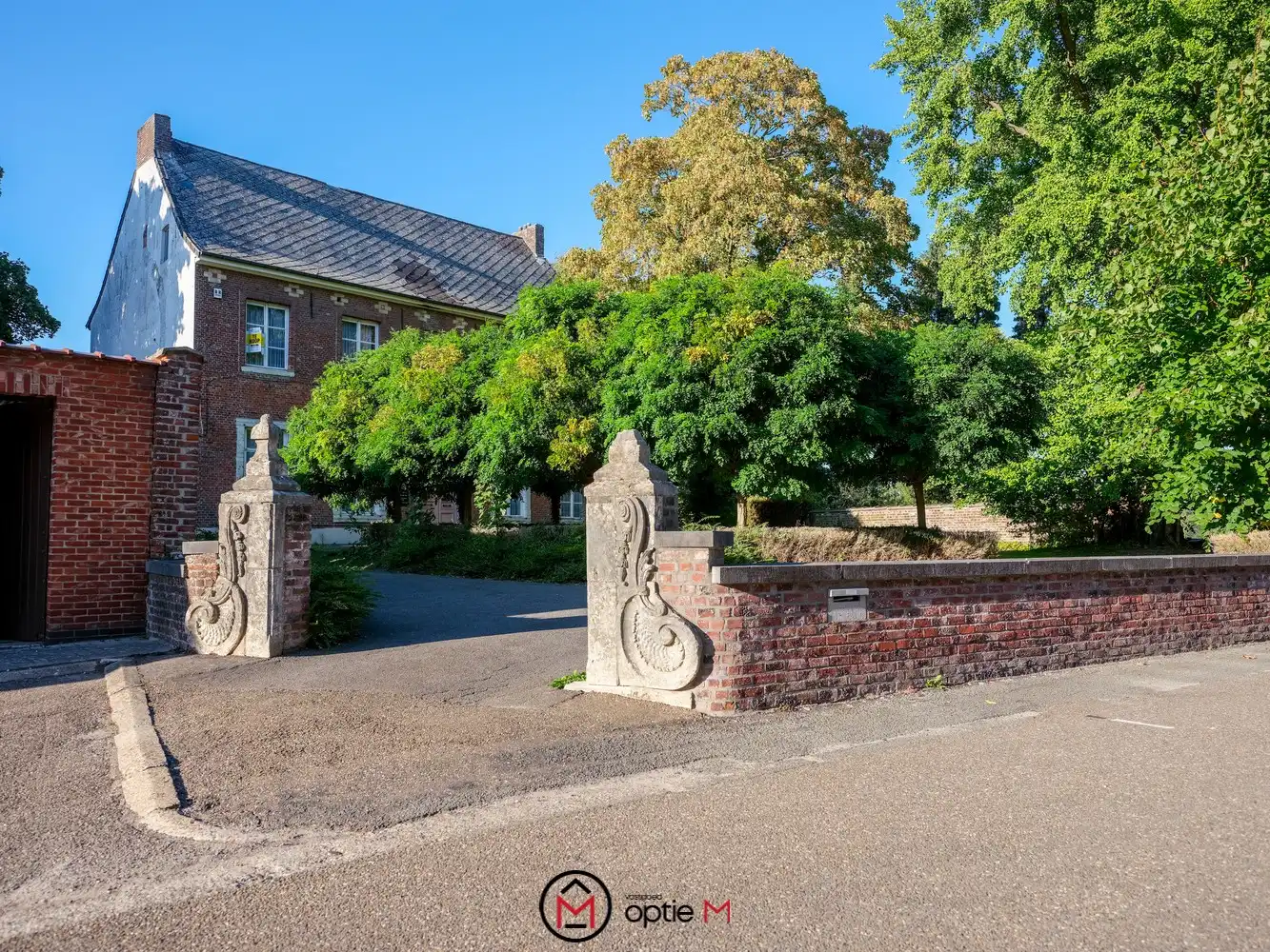 Historische pastorie te koop in het hart van Geetbets foto 4