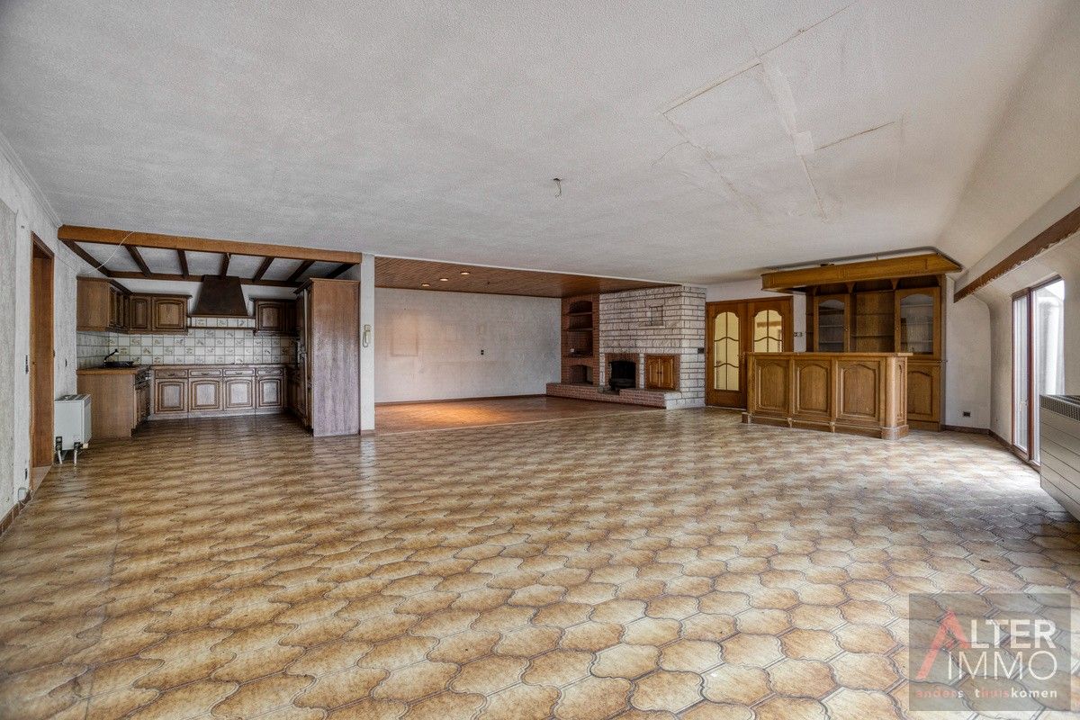 Zéér ruim, te renoveren appartement met 3 slaapkamers! foto 5