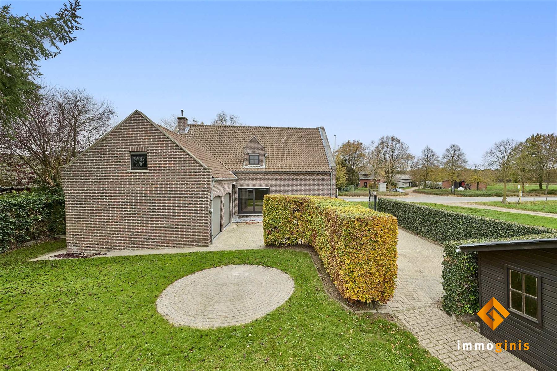 Zéér ruime woning met dubbele inpandige garage op mooi perceel van 7a33ca. foto 26