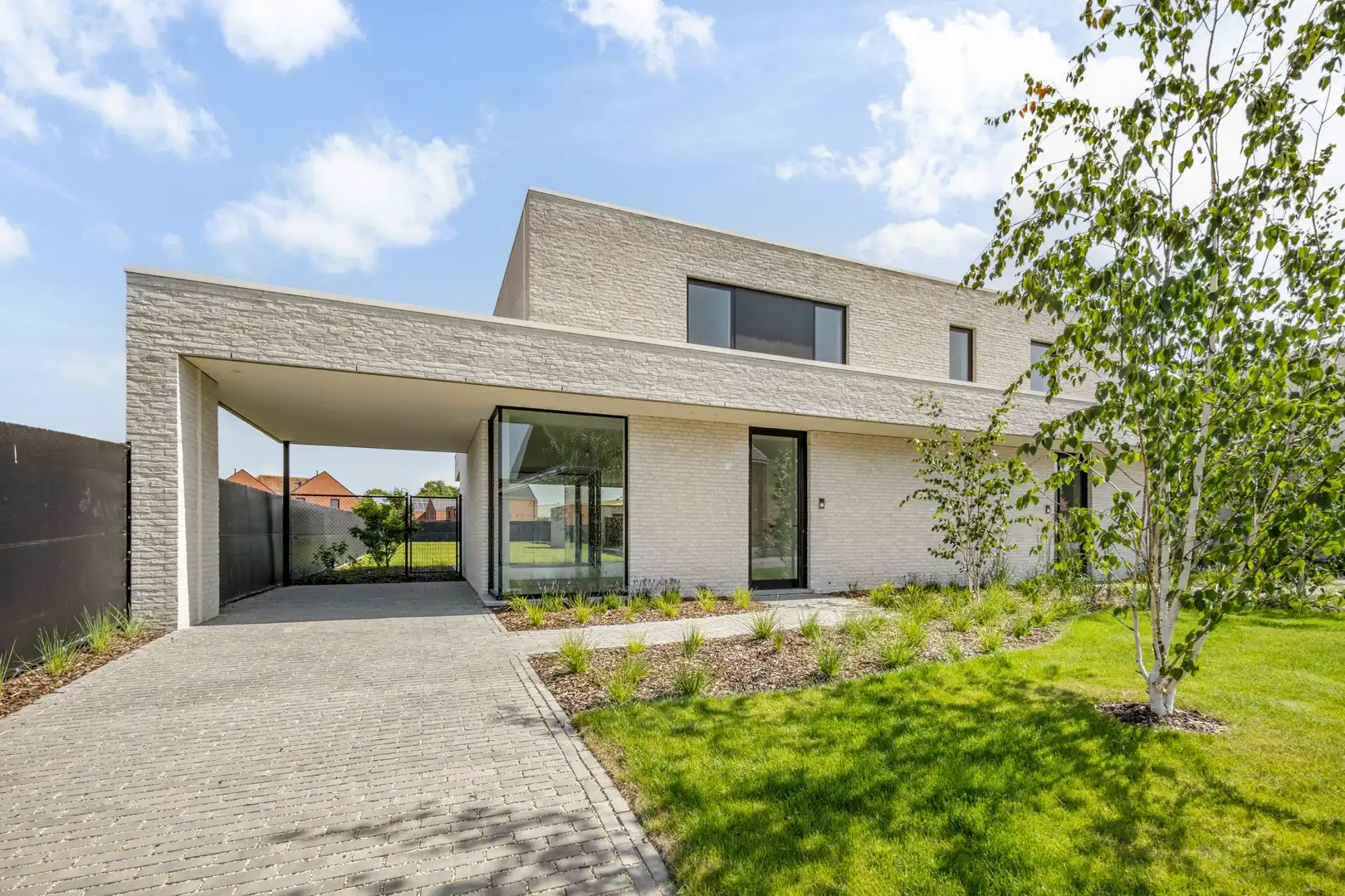 Moderne nieuwbouwwoning met hoogwaardige afwerking in Wilderen (Sint-Truiden). foto {{pictureIndex}}
