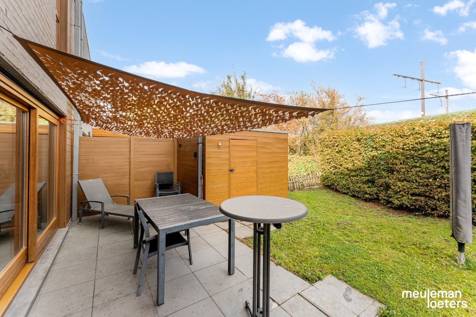 Eigentijdse halfopen woning met carport en tuin foto 15
