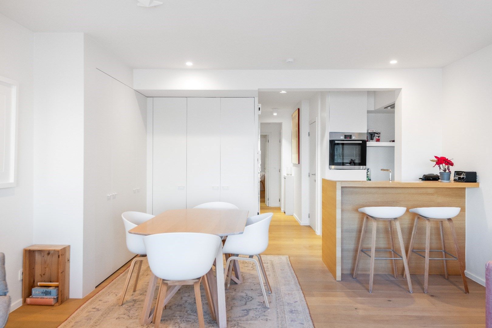 Instapklaar appartement met 2 slaapkamers op de ZEEDIJK ter hoogte van het Driehoeksplein.  foto 4