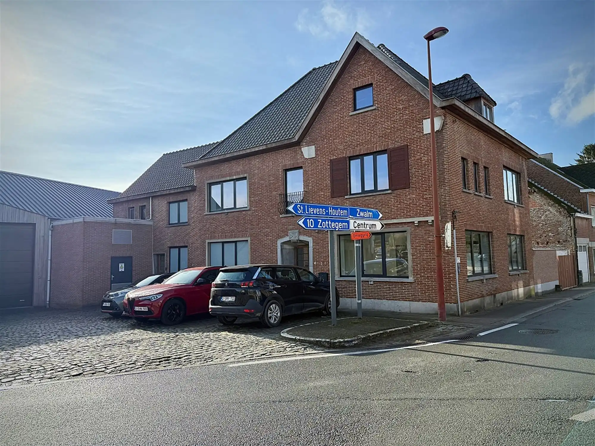 Ruime instapklare kwalitatief gerenoveerde WONING met 3 SLAAPKAMERS & TERRAS foto {{pictureIndex}}