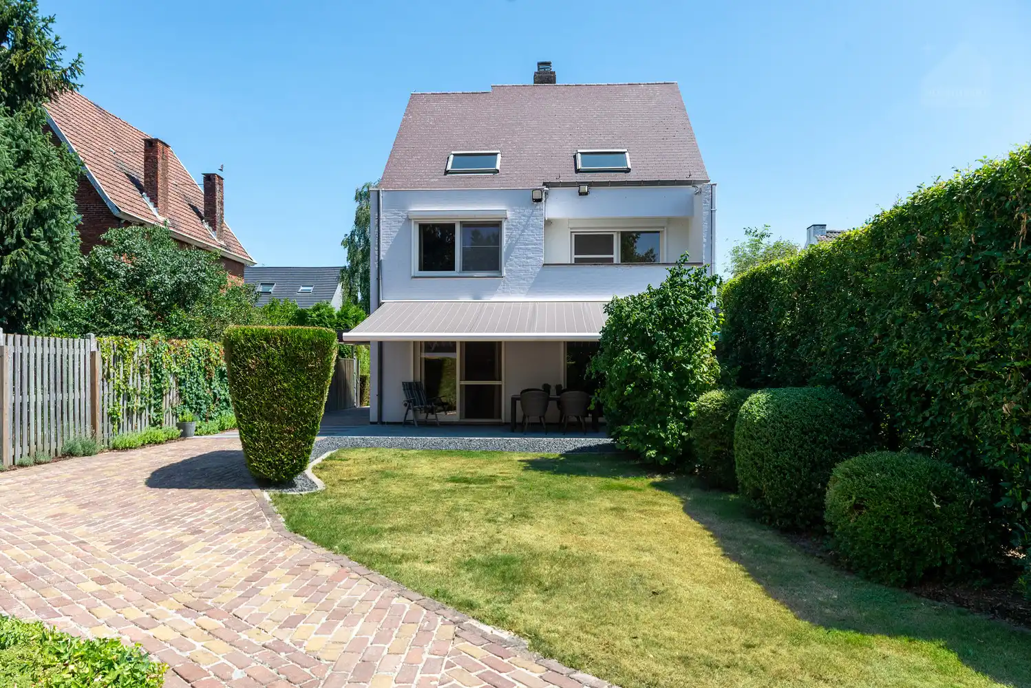 Instapklare gezinswoning met 5 slaapkamers, grote garage en zonnige tuin in Meerhout. foto 2