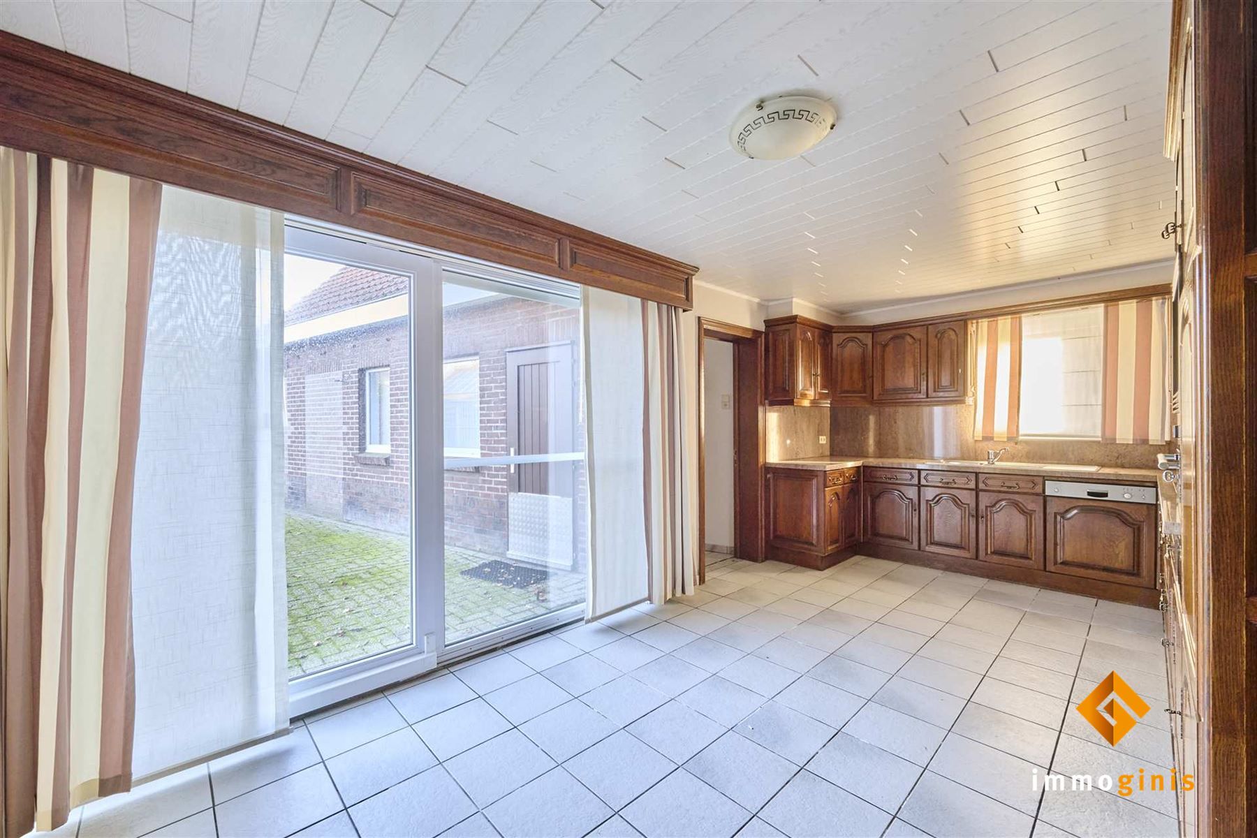 Zéér ruime woning met 5 slaapkamers en 2 badkamers op een ruim perceel van 12a40ca. Uitbreiding op zolder mogelijk! foto 7