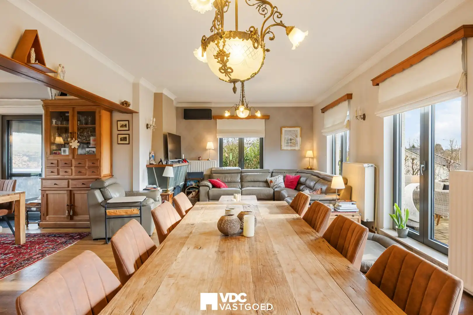 Ruime villa met praktijkruimte of extra woonruimte, zicht op bloesemweide en perceel van 1.745 m² foto 9