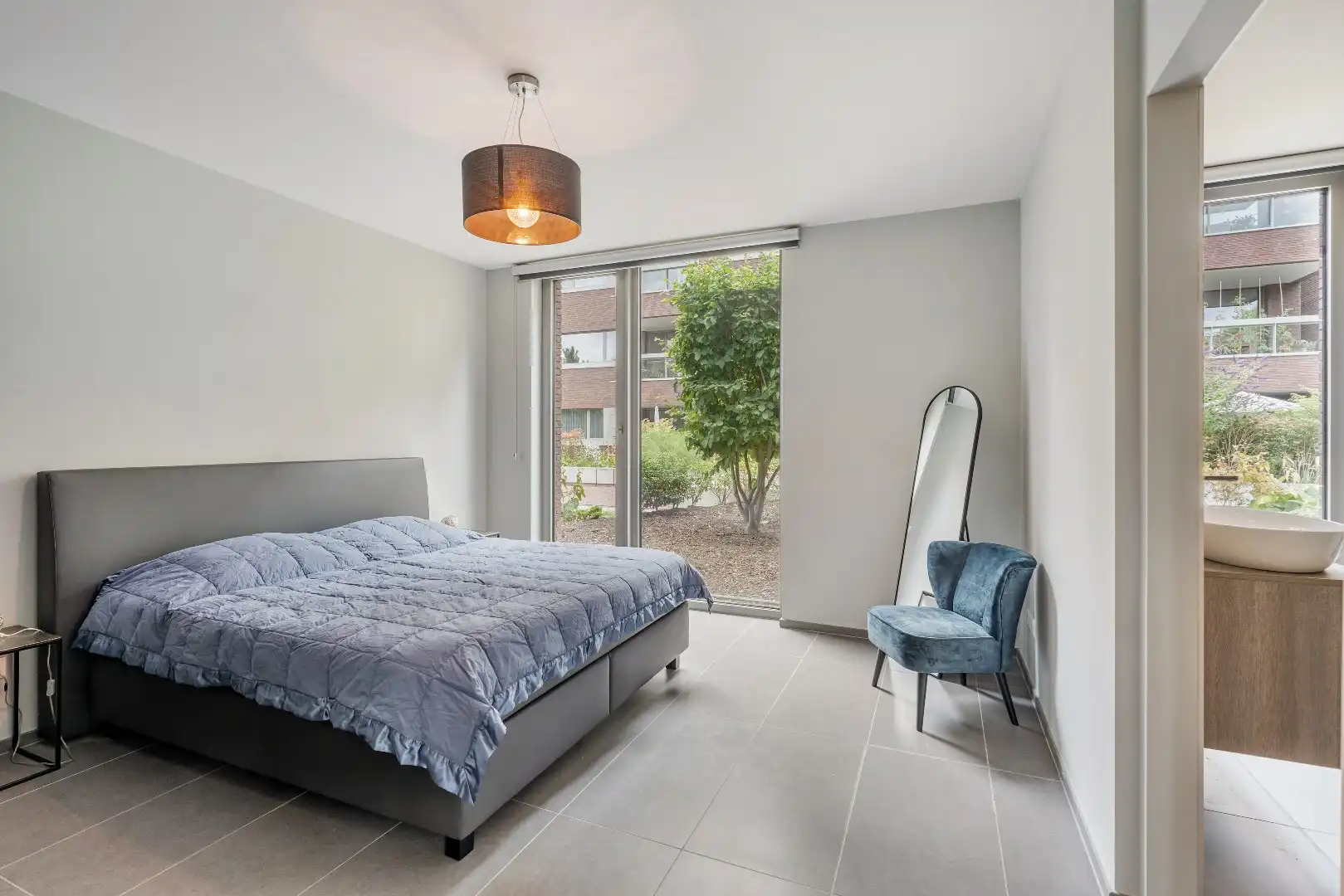 Exclusief gelijkvloers appartement met ruime terrassen, 2 slpk, extra brede autostaanplaats, centrum Genk foto 19
