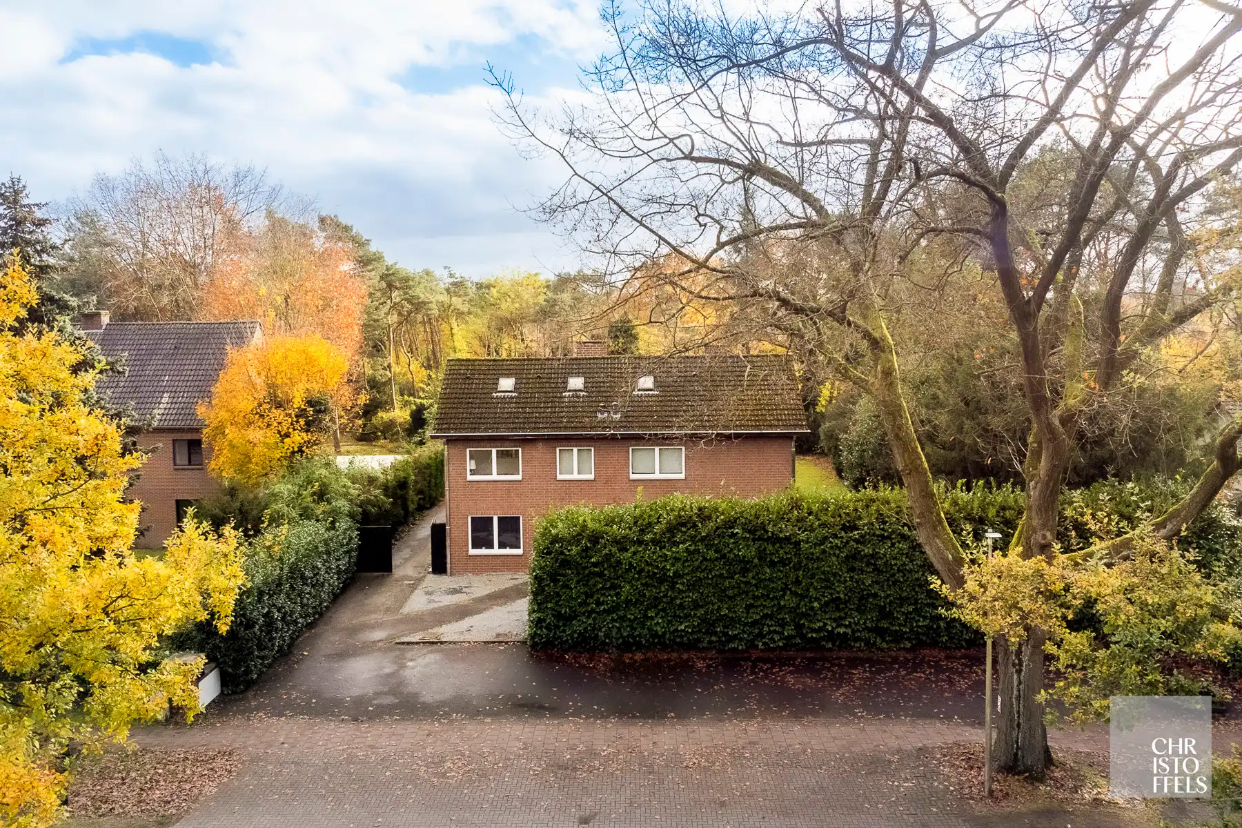 Opbrengsteigendom, bijzonder groot woonhuis van 761m² met 10 slaapkamers, mooi en rustig gelegen op 1.800m² met een eigen parkeerterrein!  foto {{pictureIndex}}