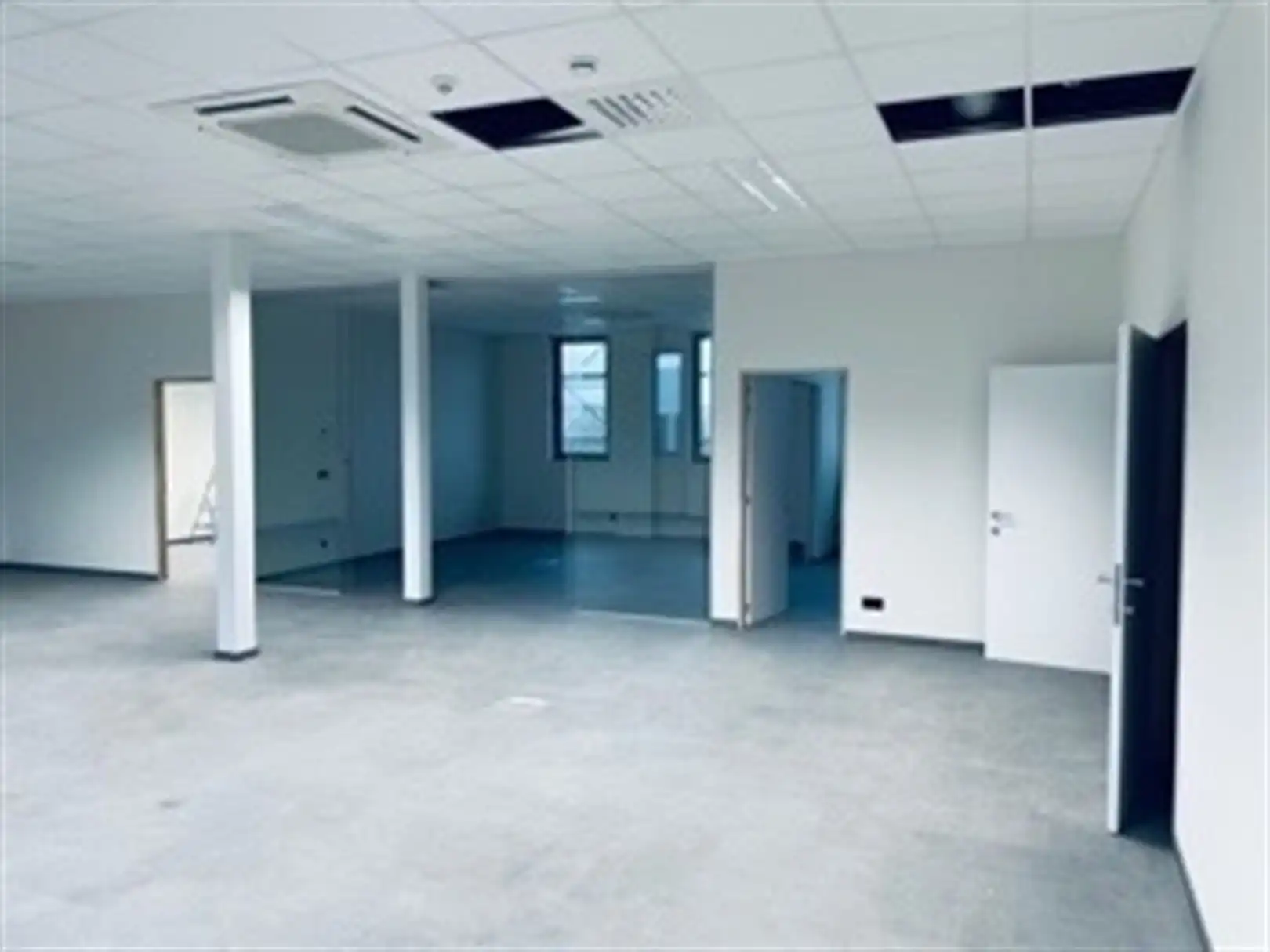 kantoorgebouw met 2x 400m² op her eerste en tweede verdiep - reeds ingericht foto 13