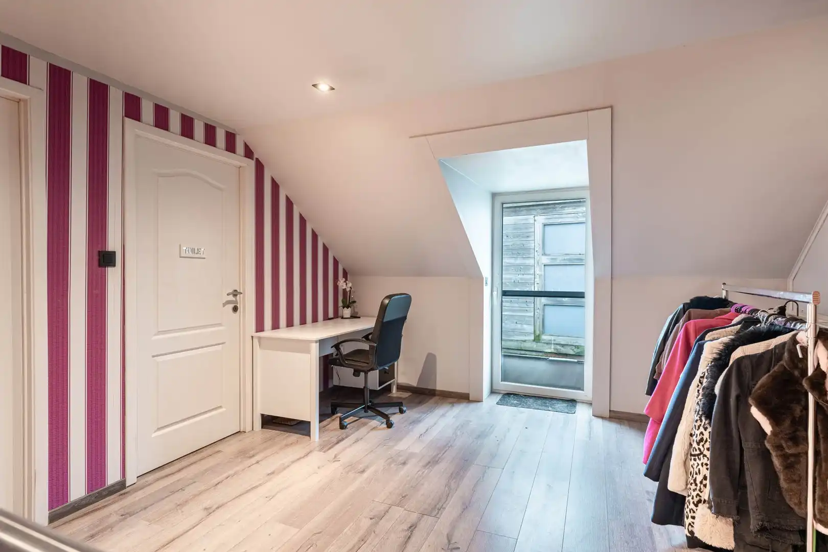 Instapklare woning met commercieel gelegen handelspand te Halen foto 11