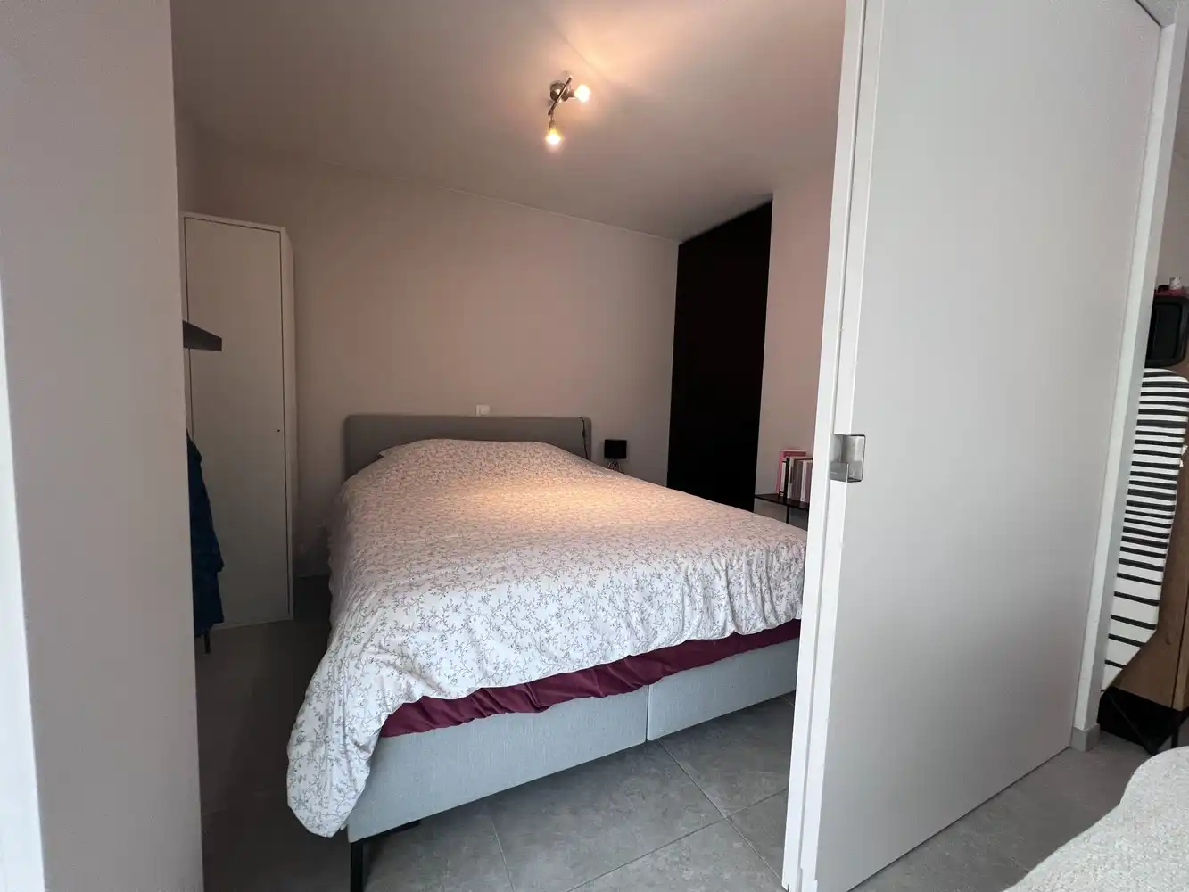 Modern gelijkvloers appartement op het dorpsplein in Koolskamp. foto 8