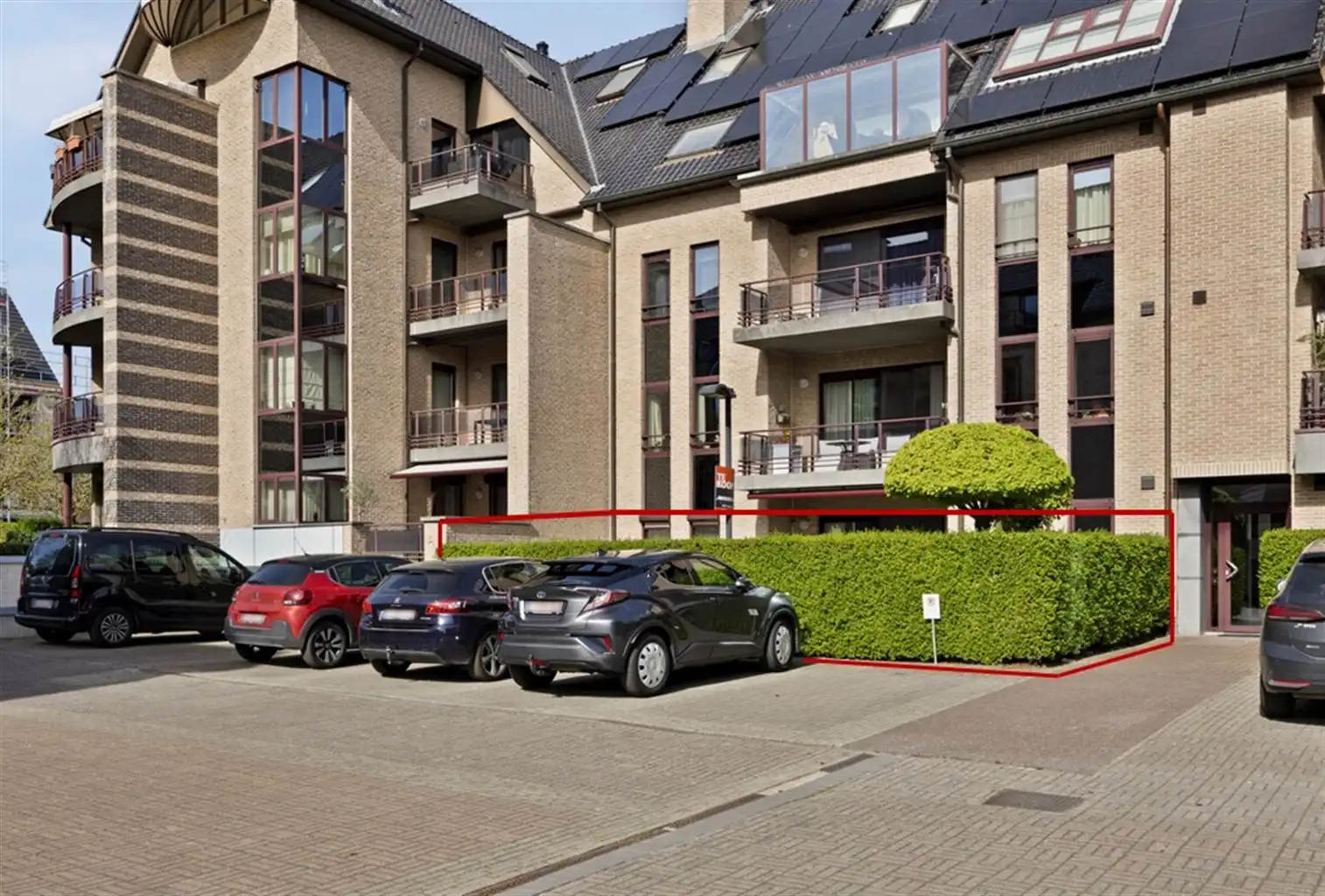 Uitzonderlijk ruim, gelijkvloers 2-slaapkamer appartement met terras en tuintje, zonnepanelen en inpandige garagebox gelegen vlakbij het centrum van Maaseik. foto 27