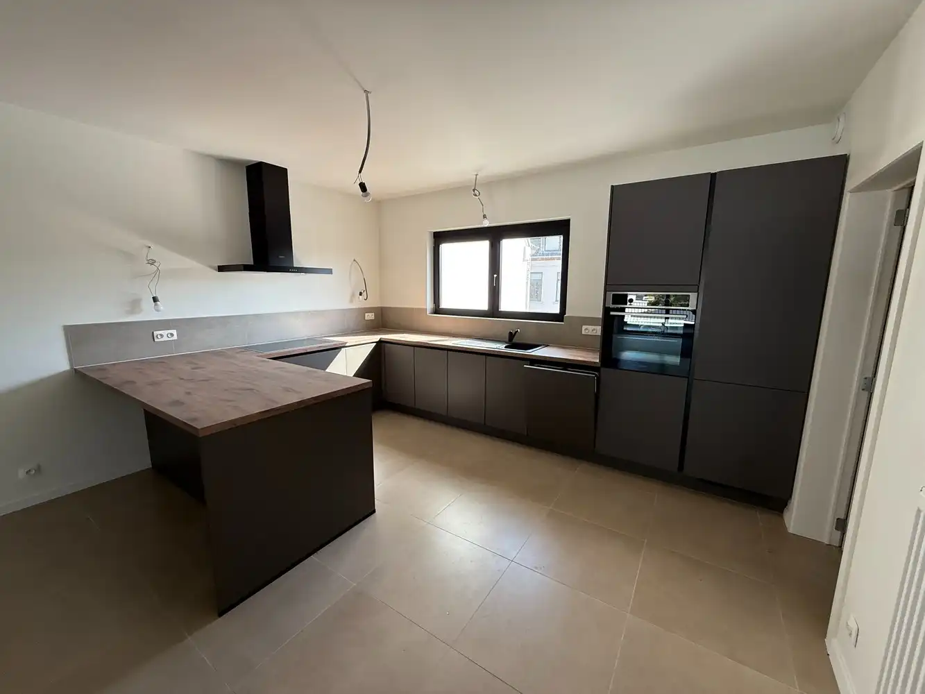 Ruim nieuwbouwappartement met 2 slaapkamers én parkeerplaats! foto 4