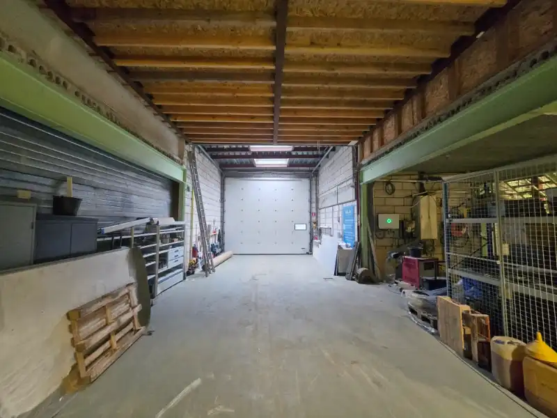 Magazijn met kantoren te huur foto 10
