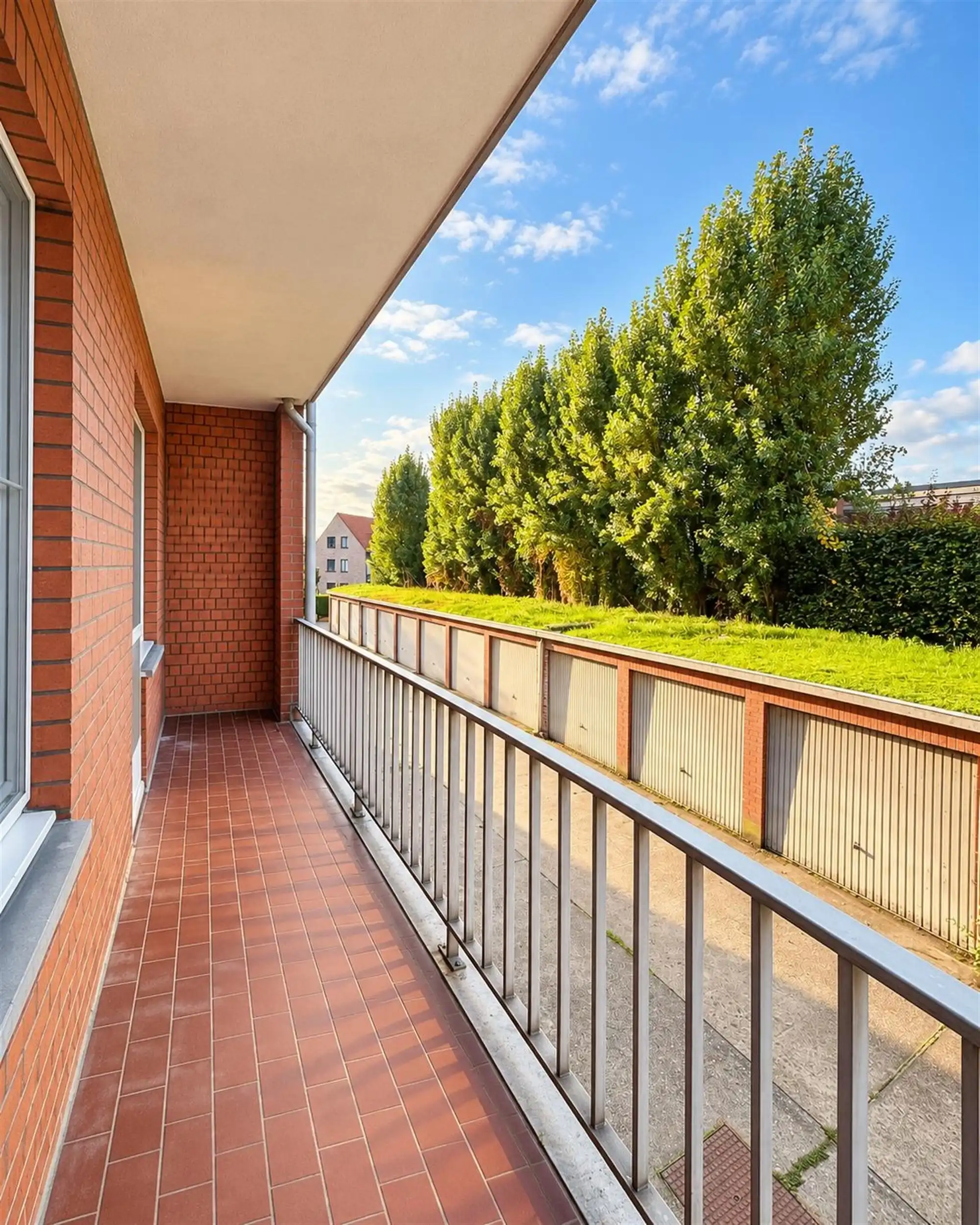 Instapklaar 2-slaapkamer appartement met terras en garage foto 12