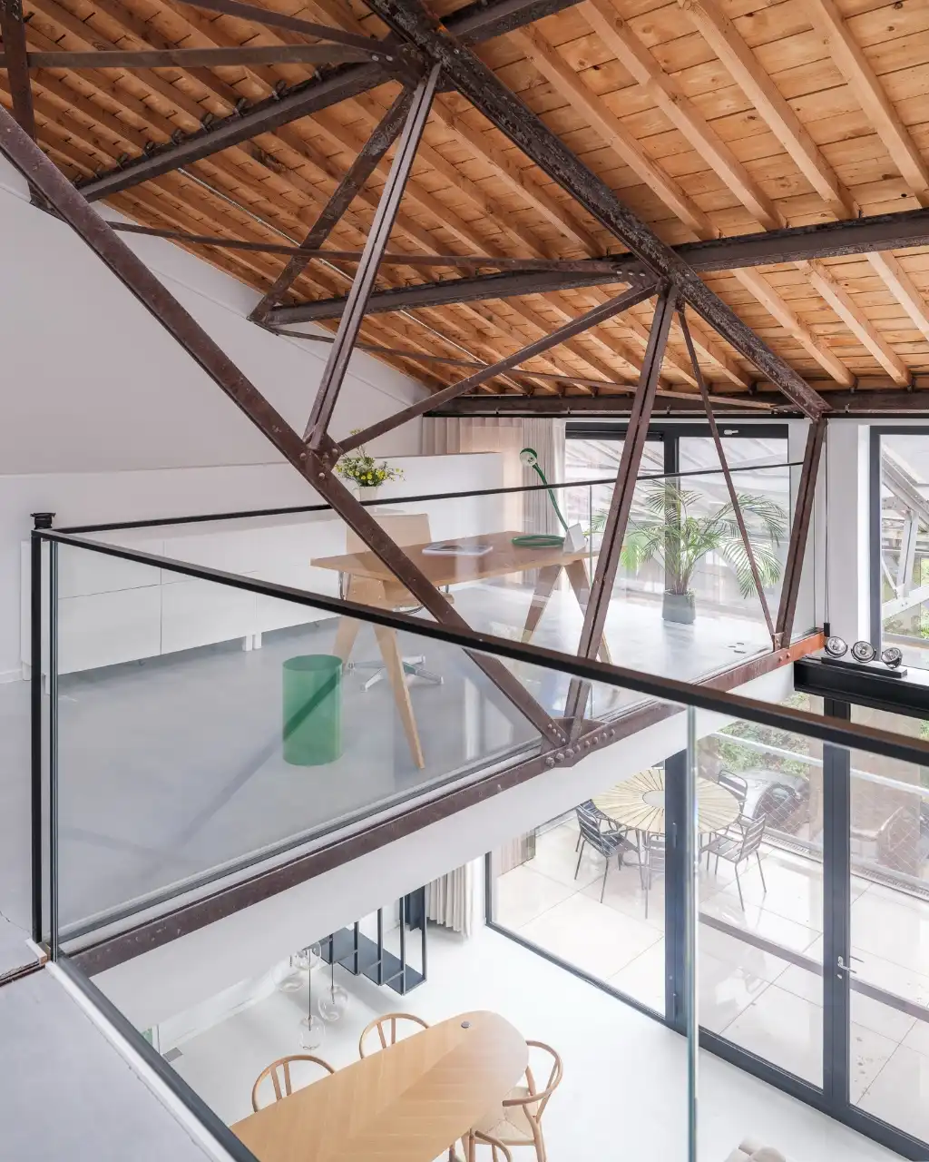 Luxueus en tijdloos – Exceptionele loft met 2 slaapkamers, aparte bureauruimte en ruim terras in een beschermd gebouw met een rijke industriële voorgeschiedenis. foto 16
