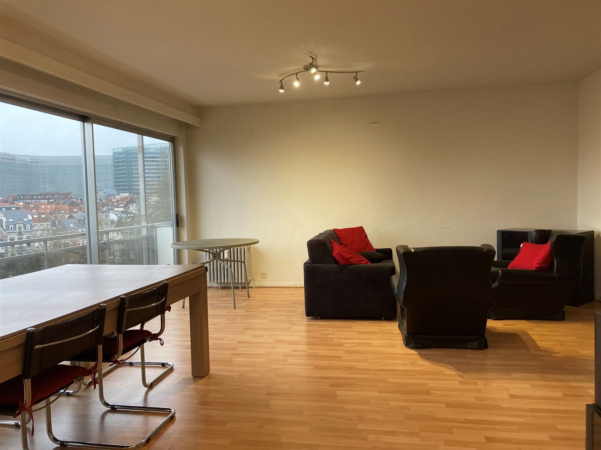 Mooi gemeubeld appartement op de 8de verdieping met een prachtig zicht op de Square foto {{pictureIndex}}