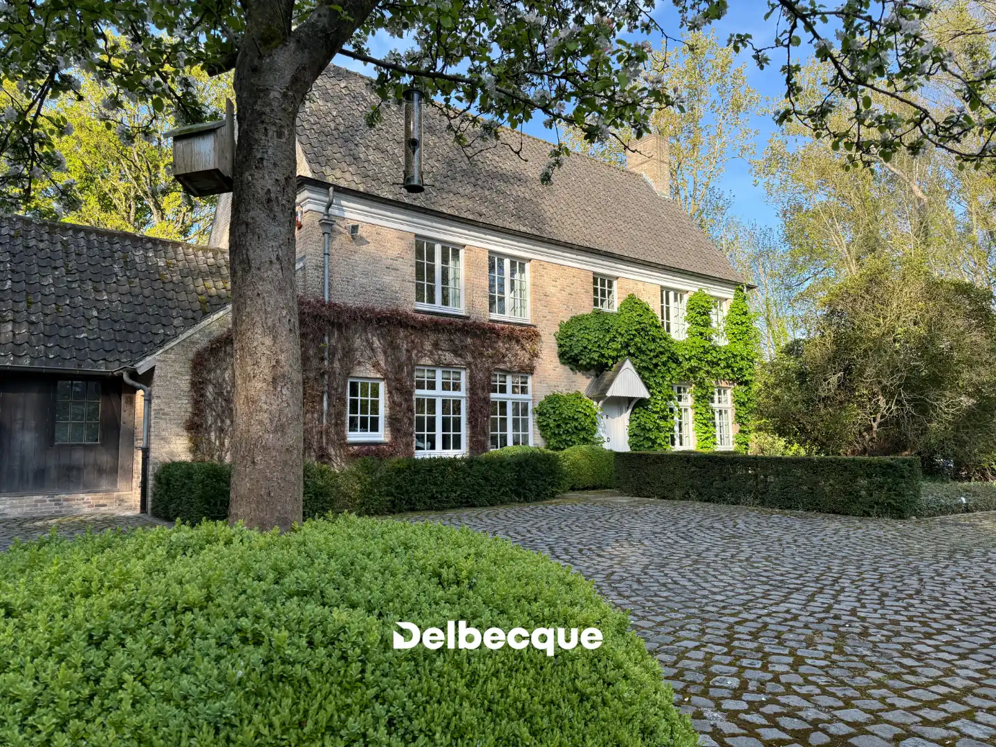 Exclusief landhuis op uniek domein aan Merkemveld te Zedelgem foto {{pictureIndex}}