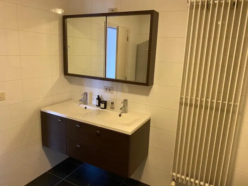 TE HUUR | Instapklaar 2-slaapkamerappartement met ruim terras en garage. foto 10