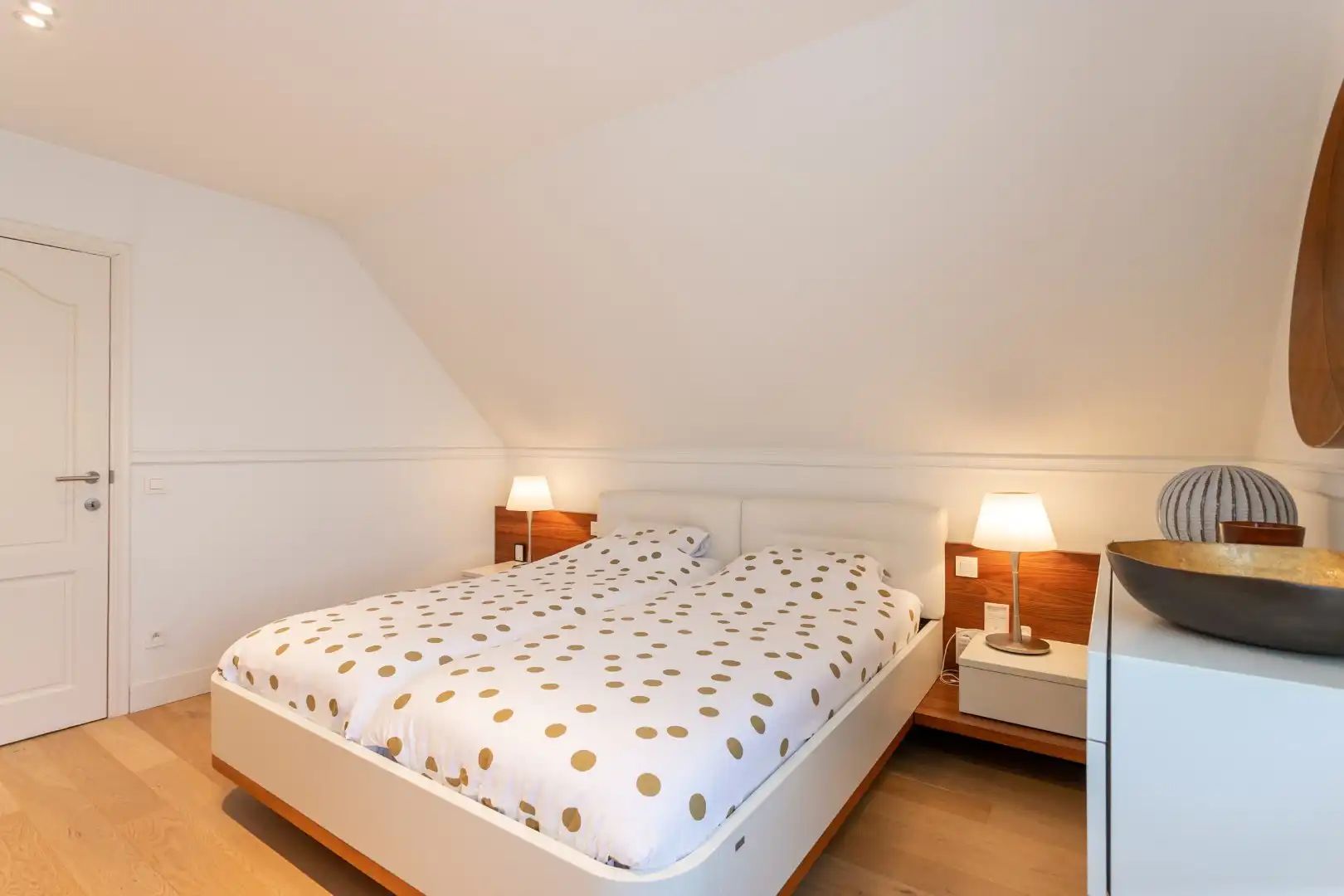 Instapklare villa met 3 slaapkamers, bureau, dubbele garage en verzorgde buitenruimte in Halle foto 26