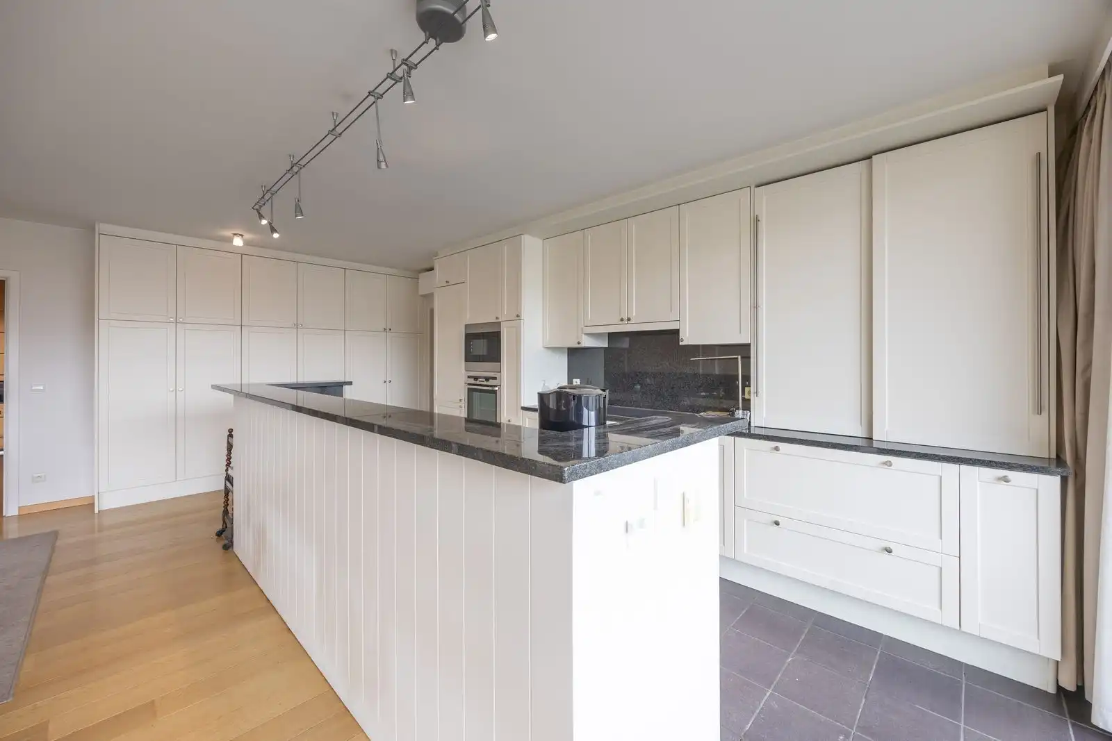 Uniek en royaal appartement met 2 slpk én zonnig leefterras dichtbij zee. foto 10