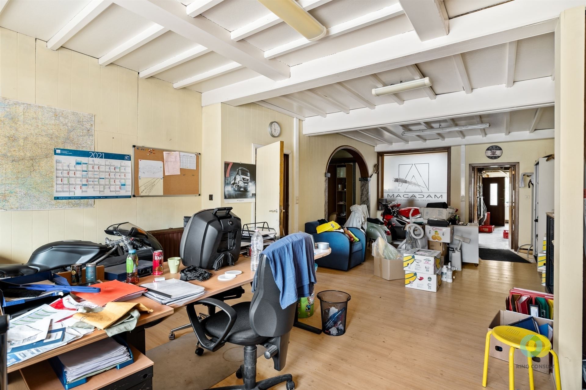 Bedrijfspand met loods, kantoor en woning foto 8